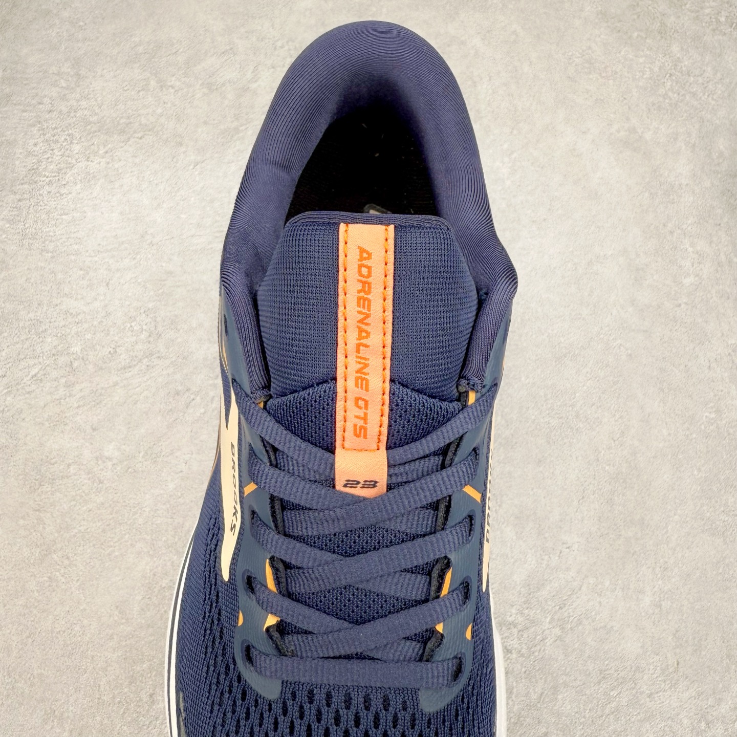 图片[5]-Brooks布鲁克斯 Adrenaline GTS 24 舒适时尚减震透气低帮休闲跑步鞋 Brooks 四大跑鞋之一 百年品牌 跑鞋从外形上基本就能判断这是一款速度跑鞋 简洁干练的外形结构和极强的运动流线型看着非常有速度感 上脚的第一感觉是非常轻 美码9码的鞋单只206g不到 从个人偏好来说 200g左右的竞速鞋最具安全感 鞋面采用单层网布 很薄 前掌使用了大量开放式网眼 排气直接快速 透气性上乘 鞋舌也是轻量化设计 仅为一层麂皮 和脚背完美贴合 鞋舌中央有个防偏穿孔 从实际穿着来看 通常鞋舌都是外偏 如果是防偏穿孔位于中心 防偏效果其实并不十分有效 如果采用趋外侧的偏心设计更有效 鞋帮泡棉填充量不大 但非常紧凑 贴合舒适 包裹稳固 内置硬质TPU保证必要的稳定性 跑鞋中底采用的是DNA FLASH科技材料 DNA FLASH中底科技 是Brooks第一款将氮气注入中底的创新科技 主要原理是借助“超临界流体”发泡技术 将液态氮稳定的转化为气态氮 并使其均匀地形成无数紧密贴合的密闭式气囊结构 尺码：36 36.5 37.5 38 38.5 39 40 40.5 41 42 42.5 43 44 44.5 45 46-选品中心