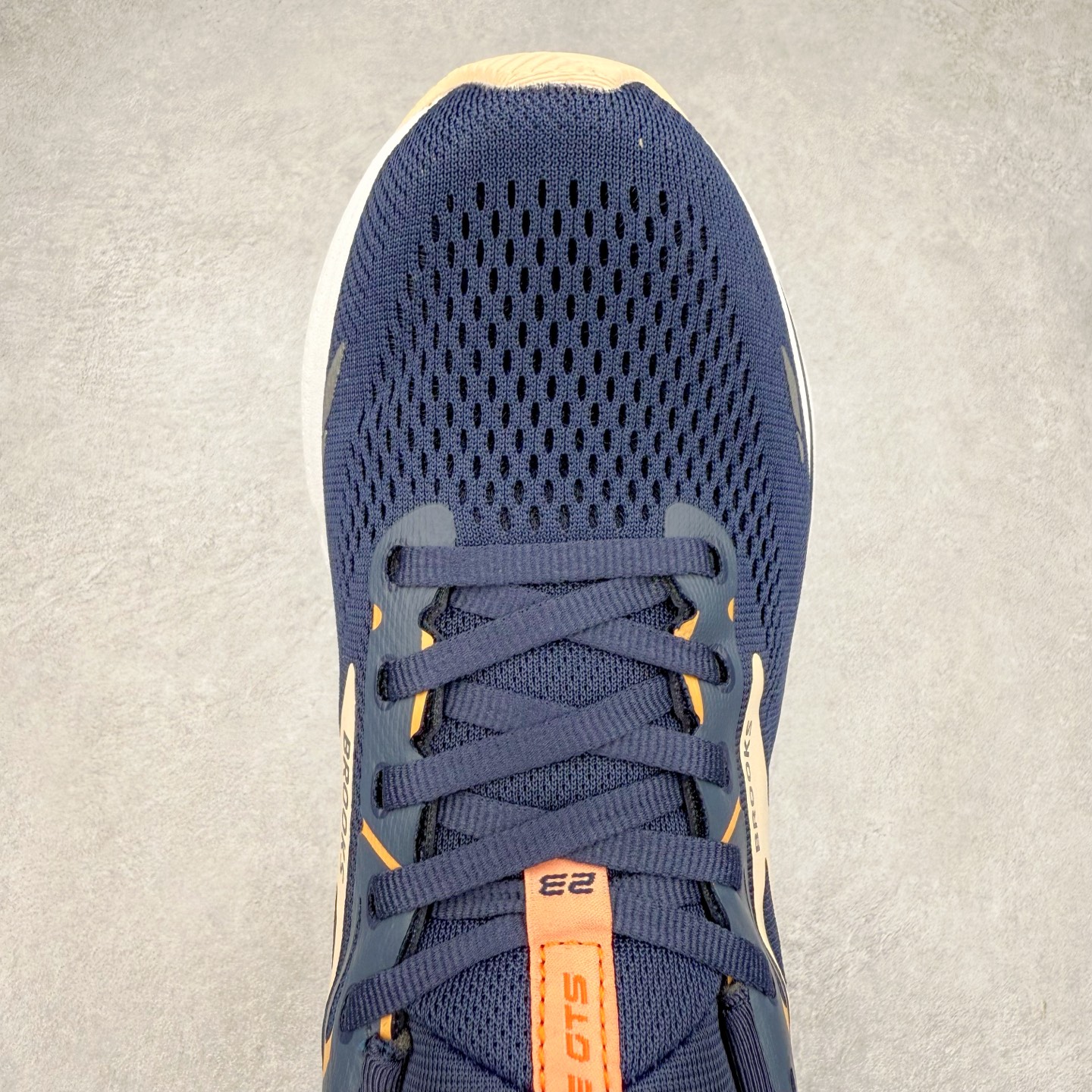 图片[4]-Brooks布鲁克斯 Adrenaline GTS 24 舒适时尚减震透气低帮休闲跑步鞋 Brooks 四大跑鞋之一 百年品牌 跑鞋从外形上基本就能判断这是一款速度跑鞋 简洁干练的外形结构和极强的运动流线型看着非常有速度感 上脚的第一感觉是非常轻 美码9码的鞋单只206g不到 从个人偏好来说 200g左右的竞速鞋最具安全感 鞋面采用单层网布 很薄 前掌使用了大量开放式网眼 排气直接快速 透气性上乘 鞋舌也是轻量化设计 仅为一层麂皮 和脚背完美贴合 鞋舌中央有个防偏穿孔 从实际穿着来看 通常鞋舌都是外偏 如果是防偏穿孔位于中心 防偏效果其实并不十分有效 如果采用趋外侧的偏心设计更有效 鞋帮泡棉填充量不大 但非常紧凑 贴合舒适 包裹稳固 内置硬质TPU保证必要的稳定性 跑鞋中底采用的是DNA FLASH科技材料 DNA FLASH中底科技 是Brooks第一款将氮气注入中底的创新科技 主要原理是借助“超临界流体”发泡技术 将液态氮稳定的转化为气态氮 并使其均匀地形成无数紧密贴合的密闭式气囊结构 尺码：36 36.5 37.5 38 38.5 39 40 40.5 41 42 42.5 43 44 44.5 45 46-选品中心