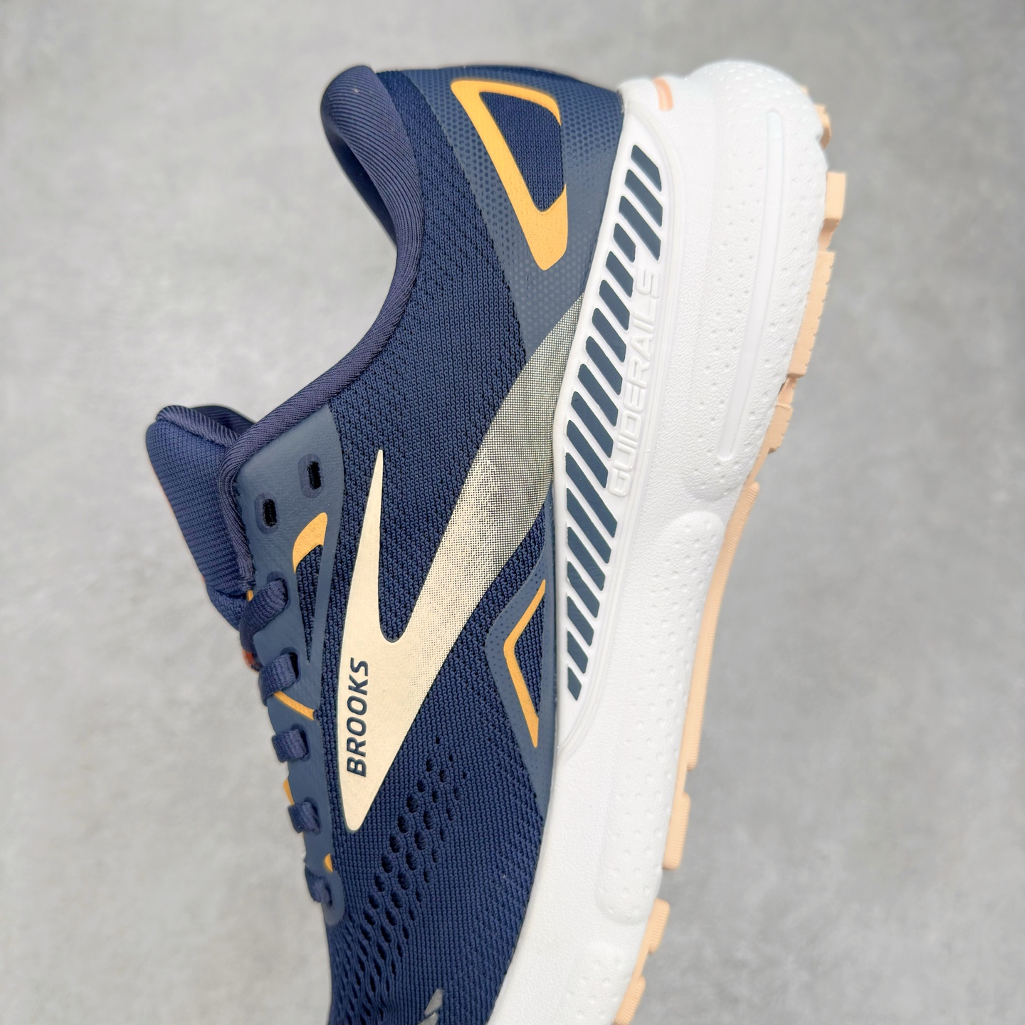 图片[7]-Brooks布鲁克斯 Adrenaline GTS 24 舒适时尚减震透气低帮休闲跑步鞋 Brooks 四大跑鞋之一 百年品牌 跑鞋从外形上基本就能判断这是一款速度跑鞋 简洁干练的外形结构和极强的运动流线型看着非常有速度感 上脚的第一感觉是非常轻 美码9码的鞋单只206g不到 从个人偏好来说 200g左右的竞速鞋最具安全感 鞋面采用单层网布 很薄 前掌使用了大量开放式网眼 排气直接快速 透气性上乘 鞋舌也是轻量化设计 仅为一层麂皮 和脚背完美贴合 鞋舌中央有个防偏穿孔 从实际穿着来看 通常鞋舌都是外偏 如果是防偏穿孔位于中心 防偏效果其实并不十分有效 如果采用趋外侧的偏心设计更有效 鞋帮泡棉填充量不大 但非常紧凑 贴合舒适 包裹稳固 内置硬质TPU保证必要的稳定性 跑鞋中底采用的是DNA FLASH科技材料 DNA FLASH中底科技 是Brooks第一款将氮气注入中底的创新科技 主要原理是借助“超临界流体”发泡技术 将液态氮稳定的转化为气态氮 并使其均匀地形成无数紧密贴合的密闭式气囊结构 尺码：36 36.5 37.5 38 38.5 39 40 40.5 41 42 42.5 43 44 44.5 45 46-选品中心