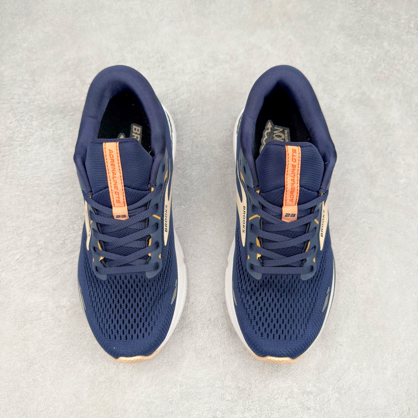 图片[2]-Brooks布鲁克斯 Adrenaline GTS 24 舒适时尚减震透气低帮休闲跑步鞋 Brooks 四大跑鞋之一 百年品牌 跑鞋从外形上基本就能判断这是一款速度跑鞋 简洁干练的外形结构和极强的运动流线型看着非常有速度感 上脚的第一感觉是非常轻 美码9码的鞋单只206g不到 从个人偏好来说 200g左右的竞速鞋最具安全感 鞋面采用单层网布 很薄 前掌使用了大量开放式网眼 排气直接快速 透气性上乘 鞋舌也是轻量化设计 仅为一层麂皮 和脚背完美贴合 鞋舌中央有个防偏穿孔 从实际穿着来看 通常鞋舌都是外偏 如果是防偏穿孔位于中心 防偏效果其实并不十分有效 如果采用趋外侧的偏心设计更有效 鞋帮泡棉填充量不大 但非常紧凑 贴合舒适 包裹稳固 内置硬质TPU保证必要的稳定性 跑鞋中底采用的是DNA FLASH科技材料 DNA FLASH中底科技 是Brooks第一款将氮气注入中底的创新科技 主要原理是借助“超临界流体”发泡技术 将液态氮稳定的转化为气态氮 并使其均匀地形成无数紧密贴合的密闭式气囊结构 尺码：36 36.5 37.5 38 38.5 39 40 40.5 41 42 42.5 43 44 44.5 45 46-选品中心