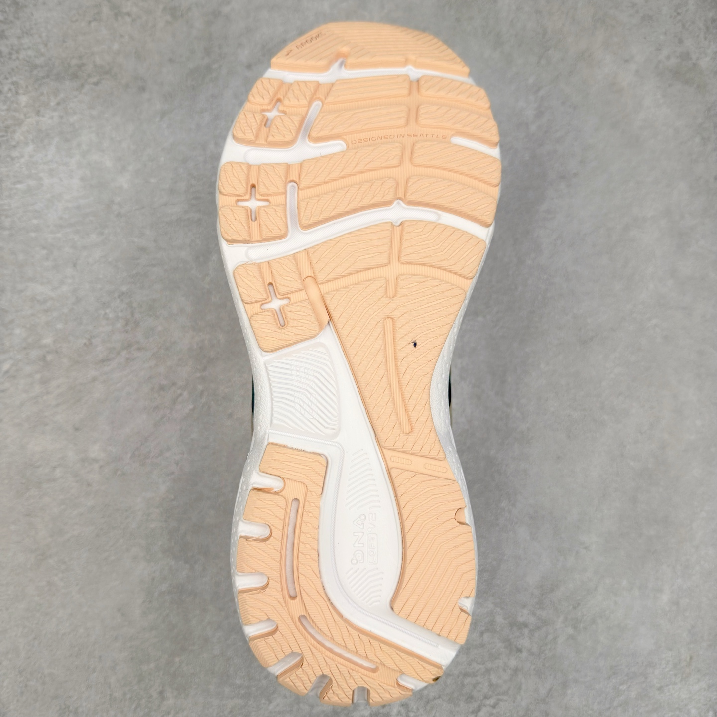 图片[9]-Brooks布鲁克斯 Adrenaline GTS 24 舒适时尚减震透气低帮休闲跑步鞋 Brooks 四大跑鞋之一 百年品牌 跑鞋从外形上基本就能判断这是一款速度跑鞋 简洁干练的外形结构和极强的运动流线型看着非常有速度感 上脚的第一感觉是非常轻 美码9码的鞋单只206g不到 从个人偏好来说 200g左右的竞速鞋最具安全感 鞋面采用单层网布 很薄 前掌使用了大量开放式网眼 排气直接快速 透气性上乘 鞋舌也是轻量化设计 仅为一层麂皮 和脚背完美贴合 鞋舌中央有个防偏穿孔 从实际穿着来看 通常鞋舌都是外偏 如果是防偏穿孔位于中心 防偏效果其实并不十分有效 如果采用趋外侧的偏心设计更有效 鞋帮泡棉填充量不大 但非常紧凑 贴合舒适 包裹稳固 内置硬质TPU保证必要的稳定性 跑鞋中底采用的是DNA FLASH科技材料 DNA FLASH中底科技 是Brooks第一款将氮气注入中底的创新科技 主要原理是借助“超临界流体”发泡技术 将液态氮稳定的转化为气态氮 并使其均匀地形成无数紧密贴合的密闭式气囊结构 尺码：36 36.5 37.5 38 38.5 39 40 40.5 41 42 42.5 43 44 44.5 45 46-选品中心