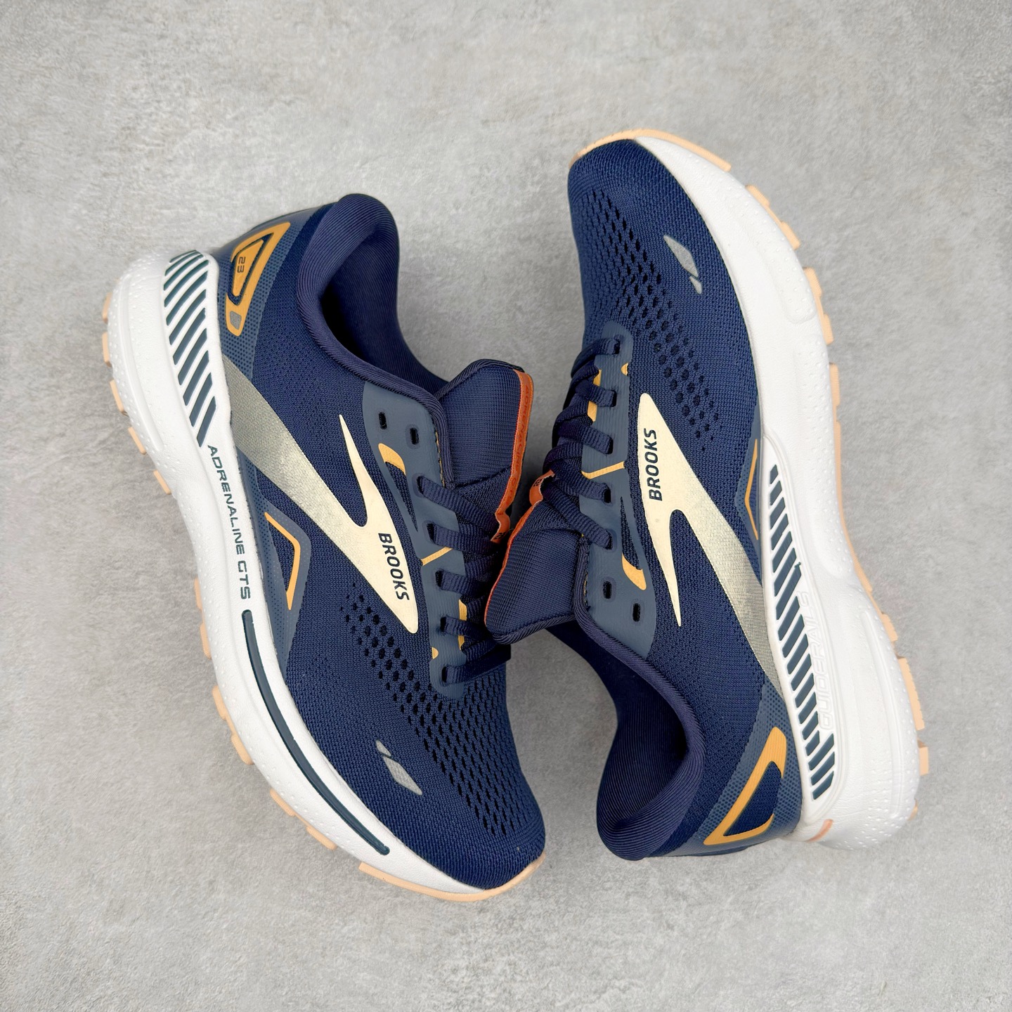 图片[3]-Brooks布鲁克斯 Adrenaline GTS 24 舒适时尚减震透气低帮休闲跑步鞋 Brooks 四大跑鞋之一 百年品牌 跑鞋从外形上基本就能判断这是一款速度跑鞋 简洁干练的外形结构和极强的运动流线型看着非常有速度感 上脚的第一感觉是非常轻 美码9码的鞋单只206g不到 从个人偏好来说 200g左右的竞速鞋最具安全感 鞋面采用单层网布 很薄 前掌使用了大量开放式网眼 排气直接快速 透气性上乘 鞋舌也是轻量化设计 仅为一层麂皮 和脚背完美贴合 鞋舌中央有个防偏穿孔 从实际穿着来看 通常鞋舌都是外偏 如果是防偏穿孔位于中心 防偏效果其实并不十分有效 如果采用趋外侧的偏心设计更有效 鞋帮泡棉填充量不大 但非常紧凑 贴合舒适 包裹稳固 内置硬质TPU保证必要的稳定性 跑鞋中底采用的是DNA FLASH科技材料 DNA FLASH中底科技 是Brooks第一款将氮气注入中底的创新科技 主要原理是借助“超临界流体”发泡技术 将液态氮稳定的转化为气态氮 并使其均匀地形成无数紧密贴合的密闭式气囊结构 尺码：36 36.5 37.5 38 38.5 39 40 40.5 41 42 42.5 43 44 44.5 45 46-选品中心