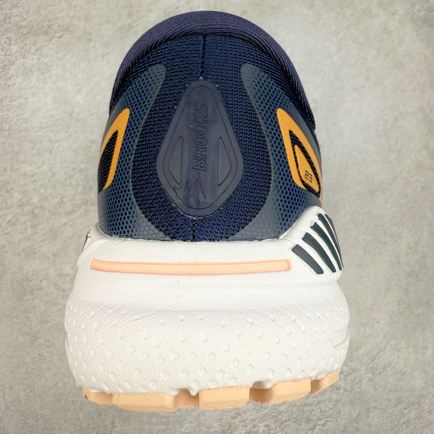 图片[8]-Brooks布鲁克斯 Adrenaline GTS 24 舒适时尚减震透气低帮休闲跑步鞋 Brooks 四大跑鞋之一 百年品牌 跑鞋从外形上基本就能判断这是一款速度跑鞋 简洁干练的外形结构和极强的运动流线型看着非常有速度感 上脚的第一感觉是非常轻 美码9码的鞋单只206g不到 从个人偏好来说 200g左右的竞速鞋最具安全感 鞋面采用单层网布 很薄 前掌使用了大量开放式网眼 排气直接快速 透气性上乘 鞋舌也是轻量化设计 仅为一层麂皮 和脚背完美贴合 鞋舌中央有个防偏穿孔 从实际穿着来看 通常鞋舌都是外偏 如果是防偏穿孔位于中心 防偏效果其实并不十分有效 如果采用趋外侧的偏心设计更有效 鞋帮泡棉填充量不大 但非常紧凑 贴合舒适 包裹稳固 内置硬质TPU保证必要的稳定性 跑鞋中底采用的是DNA FLASH科技材料 DNA FLASH中底科技 是Brooks第一款将氮气注入中底的创新科技 主要原理是借助“超临界流体”发泡技术 将液态氮稳定的转化为气态氮 并使其均匀地形成无数紧密贴合的密闭式气囊结构 尺码：36 36.5 37.5 38 38.5 39 40 40.5 41 42 42.5 43 44 44.5 45 46-选品中心