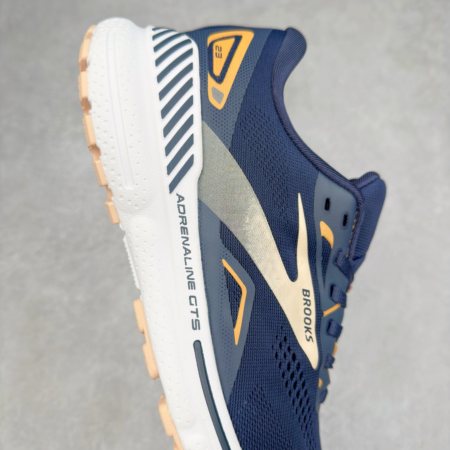 图片[6]-Brooks布鲁克斯 Adrenaline GTS 24 舒适时尚减震透气低帮休闲跑步鞋 Brooks 四大跑鞋之一 百年品牌 跑鞋从外形上基本就能判断这是一款速度跑鞋 简洁干练的外形结构和极强的运动流线型看着非常有速度感 上脚的第一感觉是非常轻 美码9码的鞋单只206g不到 从个人偏好来说 200g左右的竞速鞋最具安全感 鞋面采用单层网布 很薄 前掌使用了大量开放式网眼 排气直接快速 透气性上乘 鞋舌也是轻量化设计 仅为一层麂皮 和脚背完美贴合 鞋舌中央有个防偏穿孔 从实际穿着来看 通常鞋舌都是外偏 如果是防偏穿孔位于中心 防偏效果其实并不十分有效 如果采用趋外侧的偏心设计更有效 鞋帮泡棉填充量不大 但非常紧凑 贴合舒适 包裹稳固 内置硬质TPU保证必要的稳定性 跑鞋中底采用的是DNA FLASH科技材料 DNA FLASH中底科技 是Brooks第一款将氮气注入中底的创新科技 主要原理是借助“超临界流体”发泡技术 将液态氮稳定的转化为气态氮 并使其均匀地形成无数紧密贴合的密闭式气囊结构 尺码：36 36.5 37.5 38 38.5 39 40 40.5 41 42 42.5 43 44 44.5 45 46-选品中心