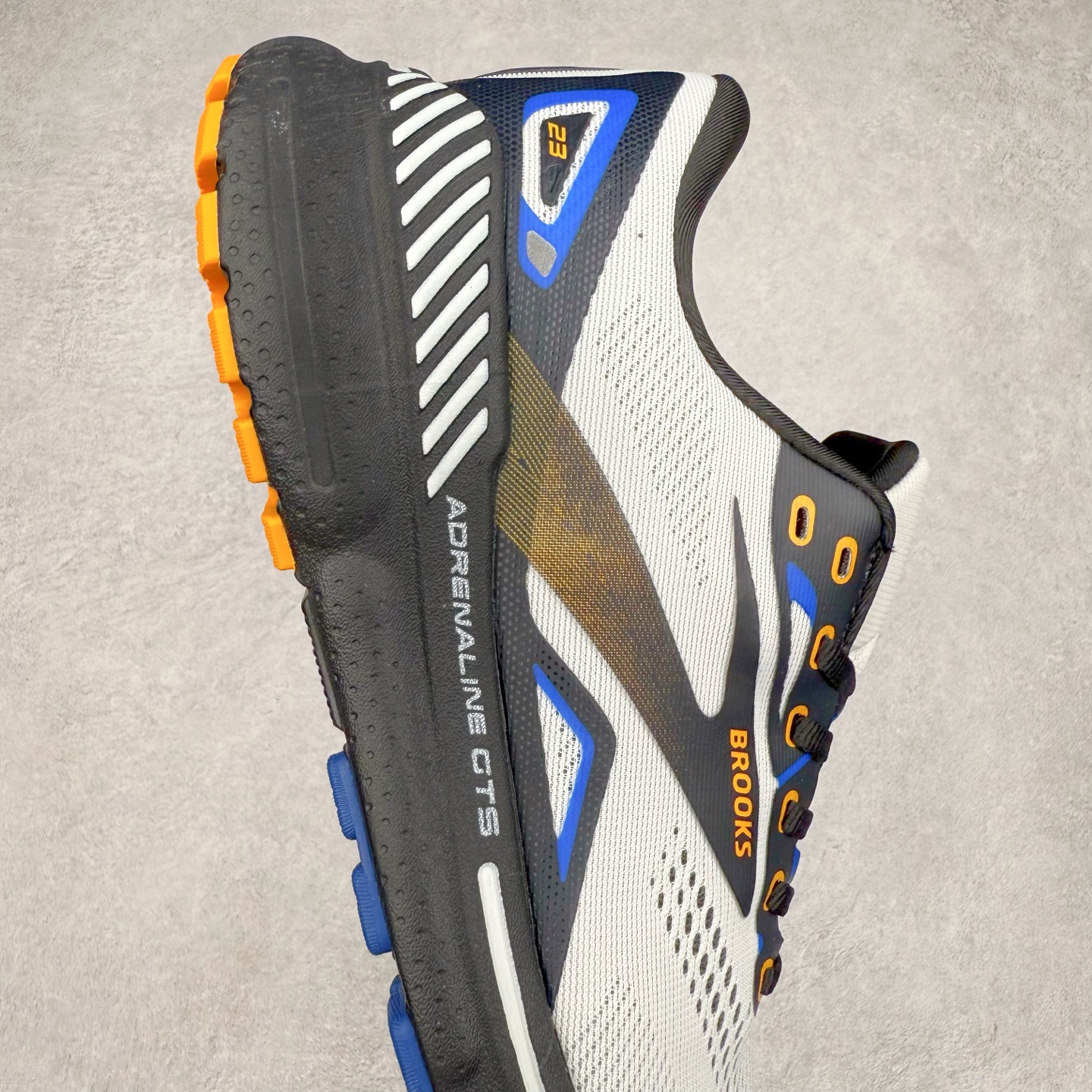 图片[6]-Brooks布鲁克斯 Adrenaline GTS 24 舒适时尚减震透气低帮休闲跑步鞋 Brooks 四大跑鞋之一 百年品牌 跑鞋从外形上基本就能判断这是一款速度跑鞋 简洁干练的外形结构和极强的运动流线型看着非常有速度感 上脚的第一感觉是非常轻 美码9码的鞋单只206g不到 从个人偏好来说 200g左右的竞速鞋最具安全感 鞋面采用单层网布 很薄 前掌使用了大量开放式网眼 排气直接快速 透气性上乘 鞋舌也是轻量化设计 仅为一层麂皮 和脚背完美贴合 鞋舌中央有个防偏穿孔 从实际穿着来看 通常鞋舌都是外偏 如果是防偏穿孔位于中心 防偏效果其实并不十分有效 如果采用趋外侧的偏心设计更有效 鞋帮泡棉填充量不大 但非常紧凑 贴合舒适 包裹稳固 内置硬质TPU保证必要的稳定性 跑鞋中底采用的是DNA FLASH科技材料 DNA FLASH中底科技 是Brooks第一款将氮气注入中底的创新科技 主要原理是借助“超临界流体”发泡技术 将液态氮稳定的转化为气态氮 并使其均匀地形成无数紧密贴合的密闭式气囊结构 尺码：36 36.5 37.5 38 38.5 39 40 40.5 41 42 42.5 43 44 44.5 45 46-选品中心