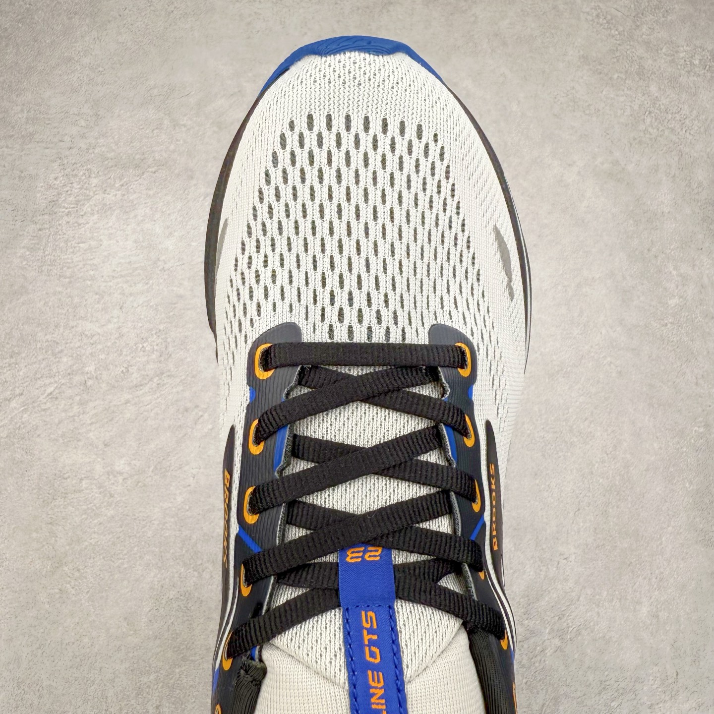 图片[4]-Brooks布鲁克斯 Adrenaline GTS 24 舒适时尚减震透气低帮休闲跑步鞋 Brooks 四大跑鞋之一 百年品牌 跑鞋从外形上基本就能判断这是一款速度跑鞋 简洁干练的外形结构和极强的运动流线型看着非常有速度感 上脚的第一感觉是非常轻 美码9码的鞋单只206g不到 从个人偏好来说 200g左右的竞速鞋最具安全感 鞋面采用单层网布 很薄 前掌使用了大量开放式网眼 排气直接快速 透气性上乘 鞋舌也是轻量化设计 仅为一层麂皮 和脚背完美贴合 鞋舌中央有个防偏穿孔 从实际穿着来看 通常鞋舌都是外偏 如果是防偏穿孔位于中心 防偏效果其实并不十分有效 如果采用趋外侧的偏心设计更有效 鞋帮泡棉填充量不大 但非常紧凑 贴合舒适 包裹稳固 内置硬质TPU保证必要的稳定性 跑鞋中底采用的是DNA FLASH科技材料 DNA FLASH中底科技 是Brooks第一款将氮气注入中底的创新科技 主要原理是借助“超临界流体”发泡技术 将液态氮稳定的转化为气态氮 并使其均匀地形成无数紧密贴合的密闭式气囊结构 尺码：36 36.5 37.5 38 38.5 39 40 40.5 41 42 42.5 43 44 44.5 45 46-选品中心