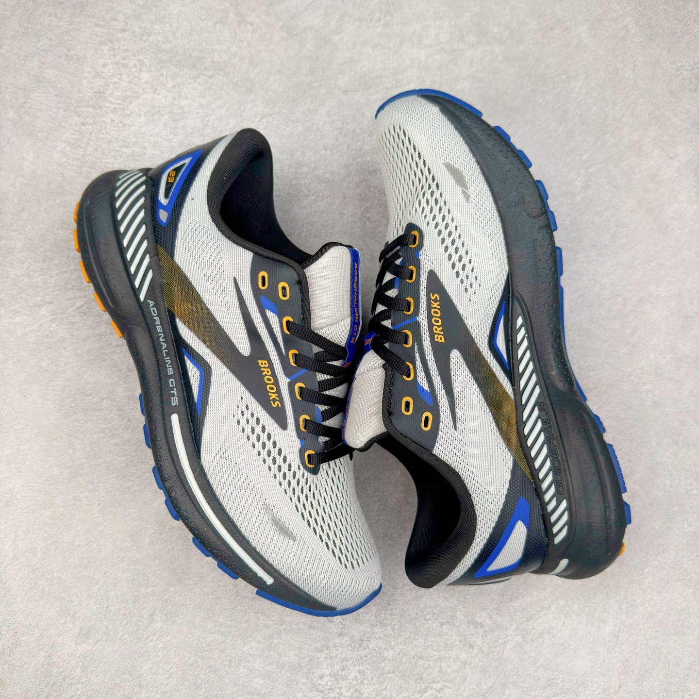 图片[3]-Brooks布鲁克斯 Adrenaline GTS 24 舒适时尚减震透气低帮休闲跑步鞋 Brooks 四大跑鞋之一 百年品牌 跑鞋从外形上基本就能判断这是一款速度跑鞋 简洁干练的外形结构和极强的运动流线型看着非常有速度感 上脚的第一感觉是非常轻 美码9码的鞋单只206g不到 从个人偏好来说 200g左右的竞速鞋最具安全感 鞋面采用单层网布 很薄 前掌使用了大量开放式网眼 排气直接快速 透气性上乘 鞋舌也是轻量化设计 仅为一层麂皮 和脚背完美贴合 鞋舌中央有个防偏穿孔 从实际穿着来看 通常鞋舌都是外偏 如果是防偏穿孔位于中心 防偏效果其实并不十分有效 如果采用趋外侧的偏心设计更有效 鞋帮泡棉填充量不大 但非常紧凑 贴合舒适 包裹稳固 内置硬质TPU保证必要的稳定性 跑鞋中底采用的是DNA FLASH科技材料 DNA FLASH中底科技 是Brooks第一款将氮气注入中底的创新科技 主要原理是借助“超临界流体”发泡技术 将液态氮稳定的转化为气态氮 并使其均匀地形成无数紧密贴合的密闭式气囊结构 尺码：36 36.5 37.5 38 38.5 39 40 40.5 41 42 42.5 43 44 44.5 45 46-选品中心