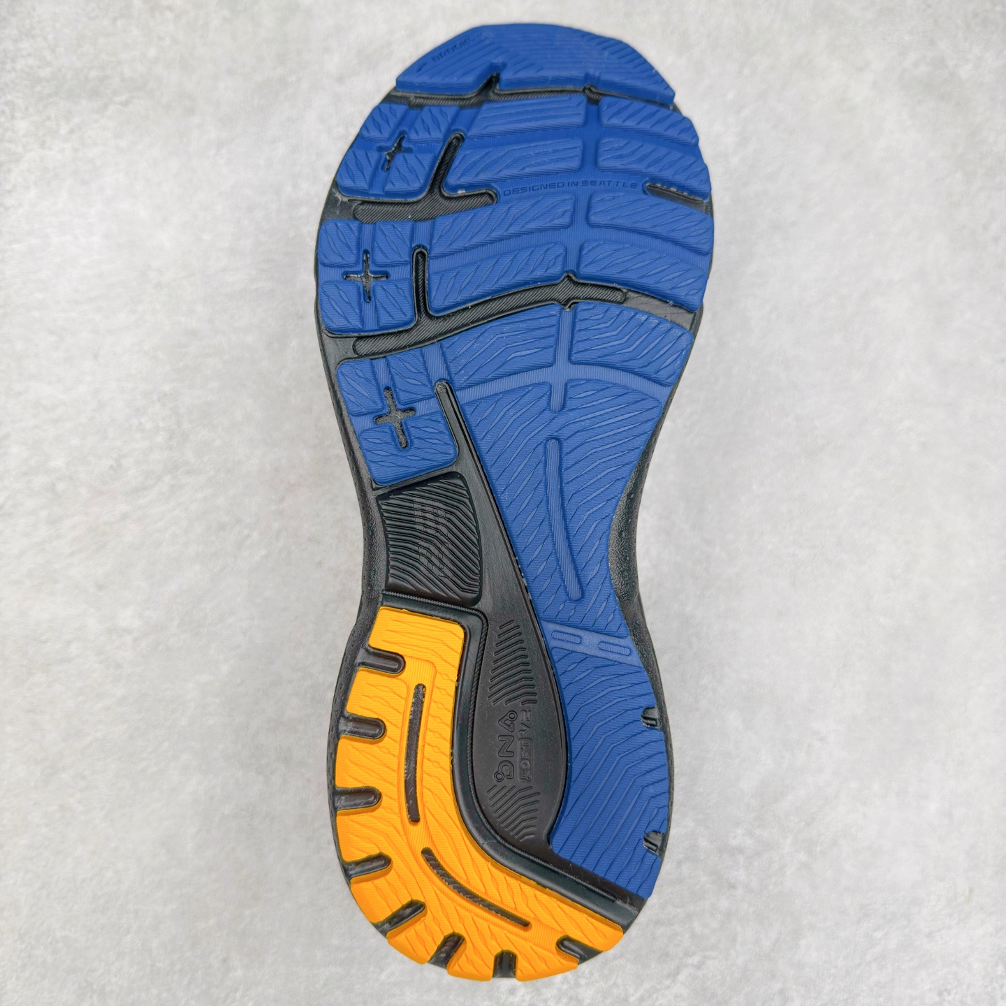 图片[9]-Brooks布鲁克斯 Adrenaline GTS 24 舒适时尚减震透气低帮休闲跑步鞋 Brooks 四大跑鞋之一 百年品牌 跑鞋从外形上基本就能判断这是一款速度跑鞋 简洁干练的外形结构和极强的运动流线型看着非常有速度感 上脚的第一感觉是非常轻 美码9码的鞋单只206g不到 从个人偏好来说 200g左右的竞速鞋最具安全感 鞋面采用单层网布 很薄 前掌使用了大量开放式网眼 排气直接快速 透气性上乘 鞋舌也是轻量化设计 仅为一层麂皮 和脚背完美贴合 鞋舌中央有个防偏穿孔 从实际穿着来看 通常鞋舌都是外偏 如果是防偏穿孔位于中心 防偏效果其实并不十分有效 如果采用趋外侧的偏心设计更有效 鞋帮泡棉填充量不大 但非常紧凑 贴合舒适 包裹稳固 内置硬质TPU保证必要的稳定性 跑鞋中底采用的是DNA FLASH科技材料 DNA FLASH中底科技 是Brooks第一款将氮气注入中底的创新科技 主要原理是借助“超临界流体”发泡技术 将液态氮稳定的转化为气态氮 并使其均匀地形成无数紧密贴合的密闭式气囊结构 尺码：36 36.5 37.5 38 38.5 39 40 40.5 41 42 42.5 43 44 44.5 45 46-选品中心