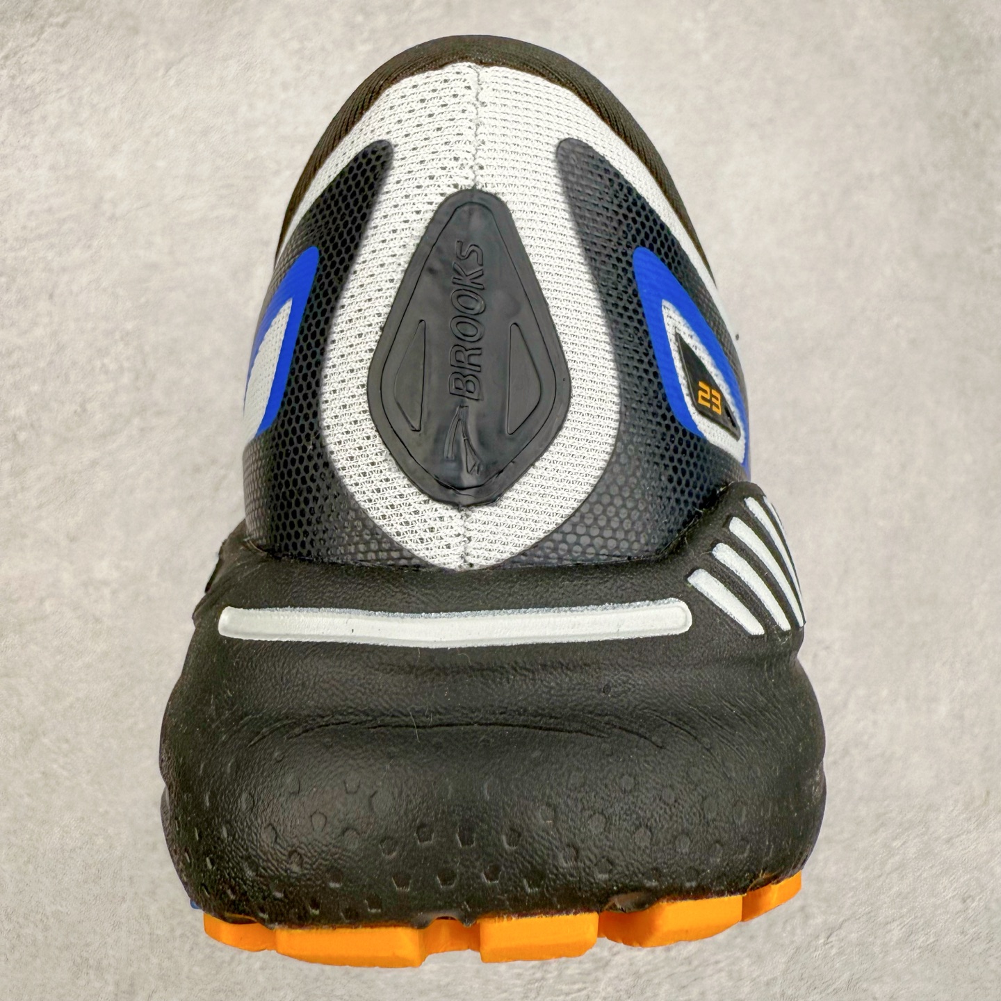 图片[8]-Brooks布鲁克斯 Adrenaline GTS 24 舒适时尚减震透气低帮休闲跑步鞋 Brooks 四大跑鞋之一 百年品牌 跑鞋从外形上基本就能判断这是一款速度跑鞋 简洁干练的外形结构和极强的运动流线型看着非常有速度感 上脚的第一感觉是非常轻 美码9码的鞋单只206g不到 从个人偏好来说 200g左右的竞速鞋最具安全感 鞋面采用单层网布 很薄 前掌使用了大量开放式网眼 排气直接快速 透气性上乘 鞋舌也是轻量化设计 仅为一层麂皮 和脚背完美贴合 鞋舌中央有个防偏穿孔 从实际穿着来看 通常鞋舌都是外偏 如果是防偏穿孔位于中心 防偏效果其实并不十分有效 如果采用趋外侧的偏心设计更有效 鞋帮泡棉填充量不大 但非常紧凑 贴合舒适 包裹稳固 内置硬质TPU保证必要的稳定性 跑鞋中底采用的是DNA FLASH科技材料 DNA FLASH中底科技 是Brooks第一款将氮气注入中底的创新科技 主要原理是借助“超临界流体”发泡技术 将液态氮稳定的转化为气态氮 并使其均匀地形成无数紧密贴合的密闭式气囊结构 尺码：36 36.5 37.5 38 38.5 39 40 40.5 41 42 42.5 43 44 44.5 45 46-选品中心