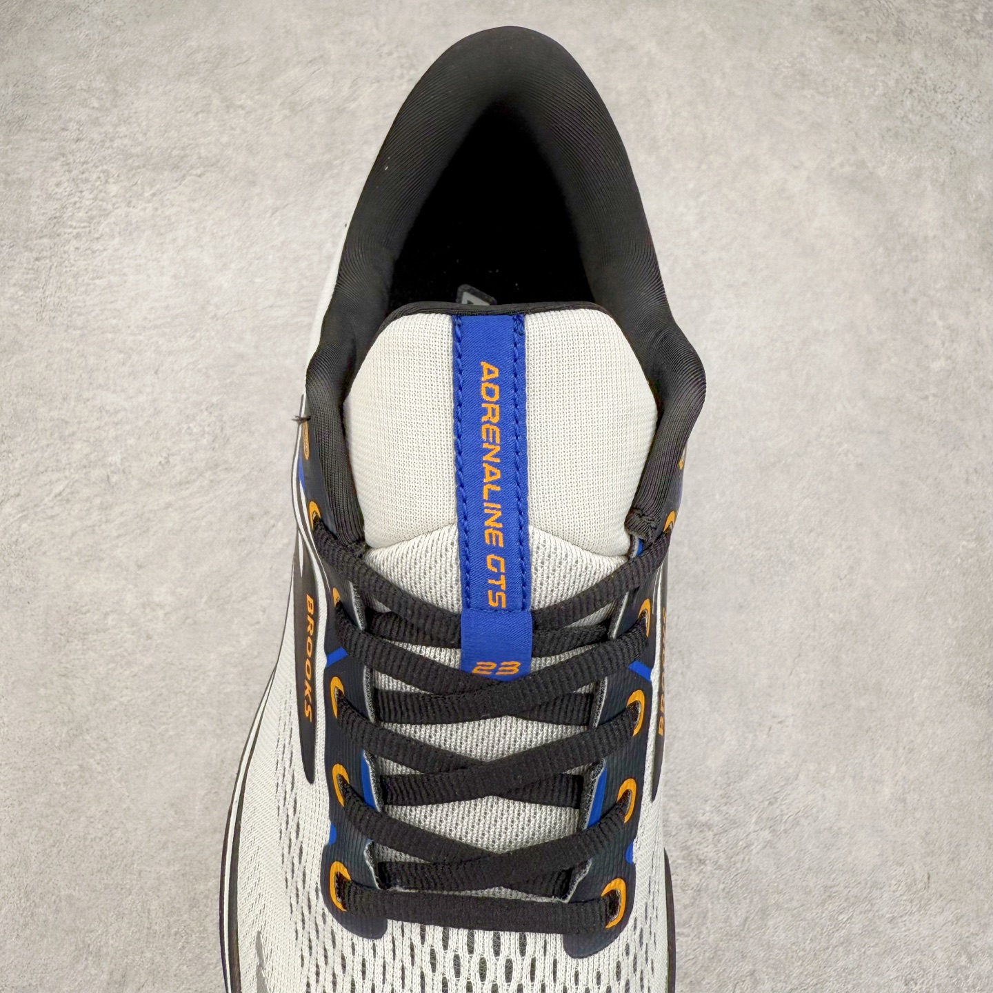 图片[5]-Brooks布鲁克斯 Adrenaline GTS 24 舒适时尚减震透气低帮休闲跑步鞋 Brooks 四大跑鞋之一 百年品牌 跑鞋从外形上基本就能判断这是一款速度跑鞋 简洁干练的外形结构和极强的运动流线型看着非常有速度感 上脚的第一感觉是非常轻 美码9码的鞋单只206g不到 从个人偏好来说 200g左右的竞速鞋最具安全感 鞋面采用单层网布 很薄 前掌使用了大量开放式网眼 排气直接快速 透气性上乘 鞋舌也是轻量化设计 仅为一层麂皮 和脚背完美贴合 鞋舌中央有个防偏穿孔 从实际穿着来看 通常鞋舌都是外偏 如果是防偏穿孔位于中心 防偏效果其实并不十分有效 如果采用趋外侧的偏心设计更有效 鞋帮泡棉填充量不大 但非常紧凑 贴合舒适 包裹稳固 内置硬质TPU保证必要的稳定性 跑鞋中底采用的是DNA FLASH科技材料 DNA FLASH中底科技 是Brooks第一款将氮气注入中底的创新科技 主要原理是借助“超临界流体”发泡技术 将液态氮稳定的转化为气态氮 并使其均匀地形成无数紧密贴合的密闭式气囊结构 尺码：36 36.5 37.5 38 38.5 39 40 40.5 41 42 42.5 43 44 44.5 45 46-选品中心