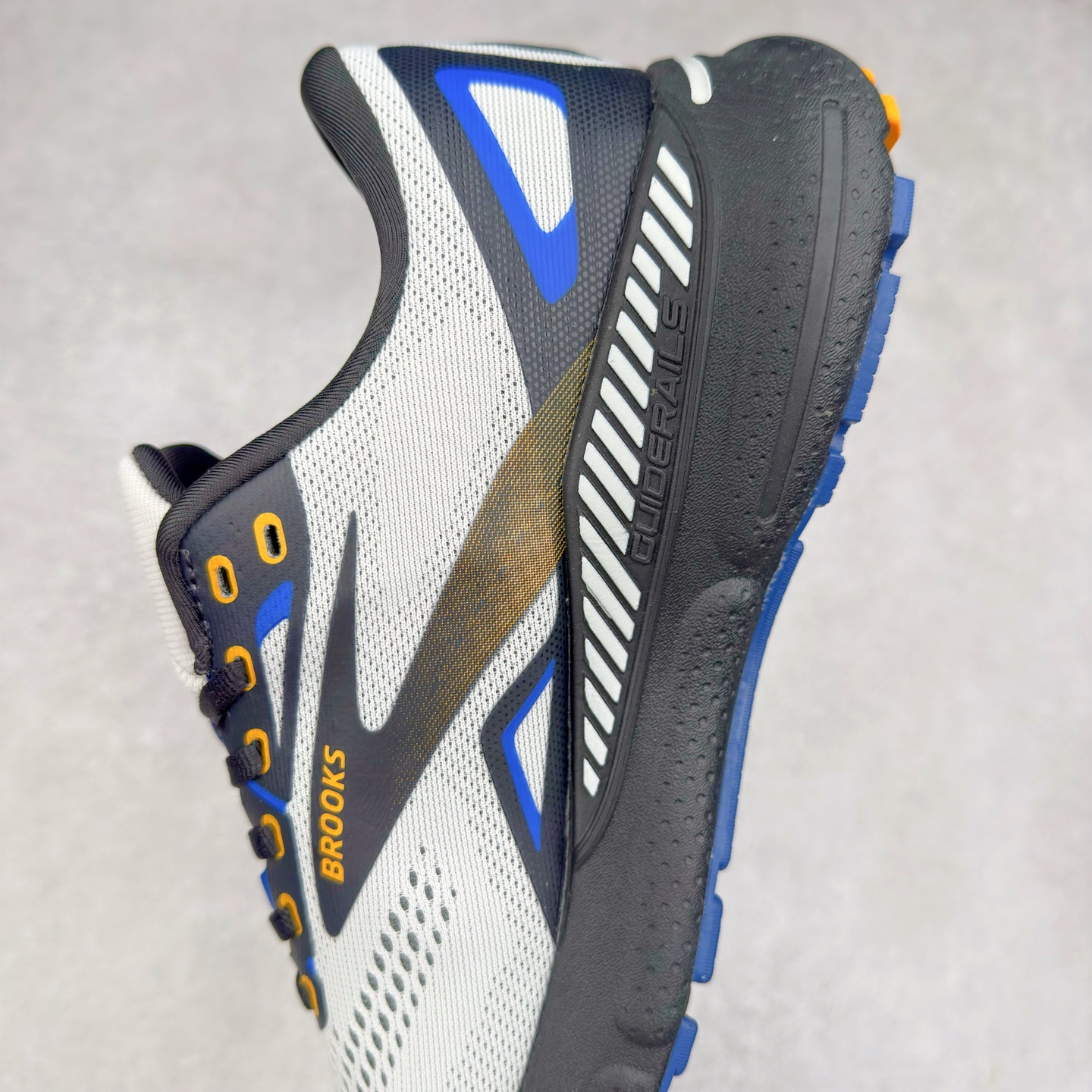 图片[7]-Brooks布鲁克斯 Adrenaline GTS 24 舒适时尚减震透气低帮休闲跑步鞋 Brooks 四大跑鞋之一 百年品牌 跑鞋从外形上基本就能判断这是一款速度跑鞋 简洁干练的外形结构和极强的运动流线型看着非常有速度感 上脚的第一感觉是非常轻 美码9码的鞋单只206g不到 从个人偏好来说 200g左右的竞速鞋最具安全感 鞋面采用单层网布 很薄 前掌使用了大量开放式网眼 排气直接快速 透气性上乘 鞋舌也是轻量化设计 仅为一层麂皮 和脚背完美贴合 鞋舌中央有个防偏穿孔 从实际穿着来看 通常鞋舌都是外偏 如果是防偏穿孔位于中心 防偏效果其实并不十分有效 如果采用趋外侧的偏心设计更有效 鞋帮泡棉填充量不大 但非常紧凑 贴合舒适 包裹稳固 内置硬质TPU保证必要的稳定性 跑鞋中底采用的是DNA FLASH科技材料 DNA FLASH中底科技 是Brooks第一款将氮气注入中底的创新科技 主要原理是借助“超临界流体”发泡技术 将液态氮稳定的转化为气态氮 并使其均匀地形成无数紧密贴合的密闭式气囊结构 尺码：36 36.5 37.5 38 38.5 39 40 40.5 41 42 42.5 43 44 44.5 45 46-选品中心