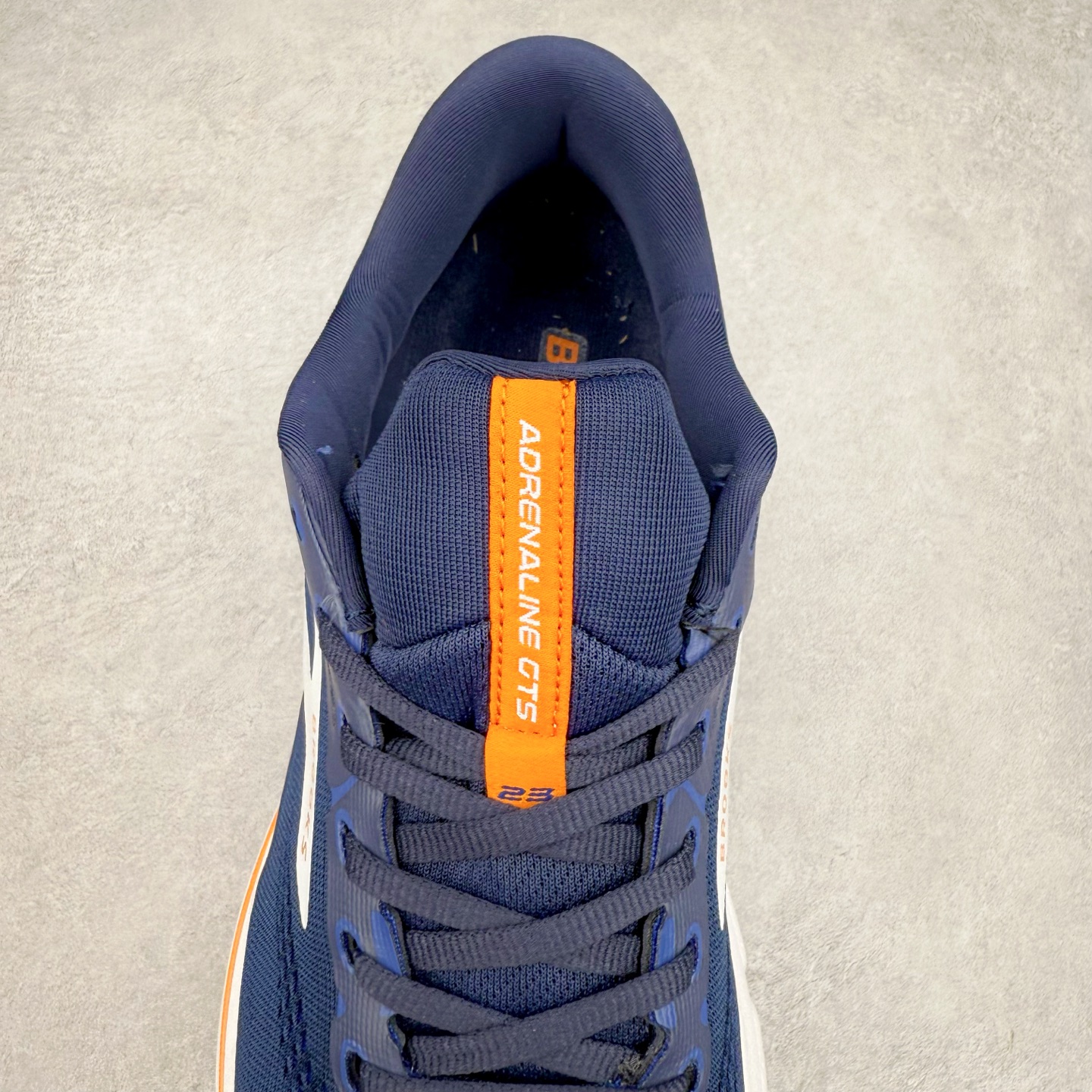 图片[5]-Brooks布鲁克斯 Adrenaline GTS 24 舒适时尚减震透气低帮休闲跑步鞋 Brooks 四大跑鞋之一 百年品牌 跑鞋从外形上基本就能判断这是一款速度跑鞋 简洁干练的外形结构和极强的运动流线型看着非常有速度感 上脚的第一感觉是非常轻 美码9码的鞋单只206g不到 从个人偏好来说 200g左右的竞速鞋最具安全感 鞋面采用单层网布 很薄 前掌使用了大量开放式网眼 排气直接快速 透气性上乘 鞋舌也是轻量化设计 仅为一层麂皮 和脚背完美贴合 鞋舌中央有个防偏穿孔 从实际穿着来看 通常鞋舌都是外偏 如果是防偏穿孔位于中心 防偏效果其实并不十分有效 如果采用趋外侧的偏心设计更有效 鞋帮泡棉填充量不大 但非常紧凑 贴合舒适 包裹稳固 内置硬质TPU保证必要的稳定性 跑鞋中底采用的是DNA FLASH科技材料 DNA FLASH中底科技 是Brooks第一款将氮气注入中底的创新科技 主要原理是借助“超临界流体”发泡技术 将液态氮稳定的转化为气态氮 并使其均匀地形成无数紧密贴合的密闭式气囊结构 尺码：36 36.5 37.5 38 38.5 39 40 40.5 41 42 42.5 43 44 44.5 45 46-选品中心