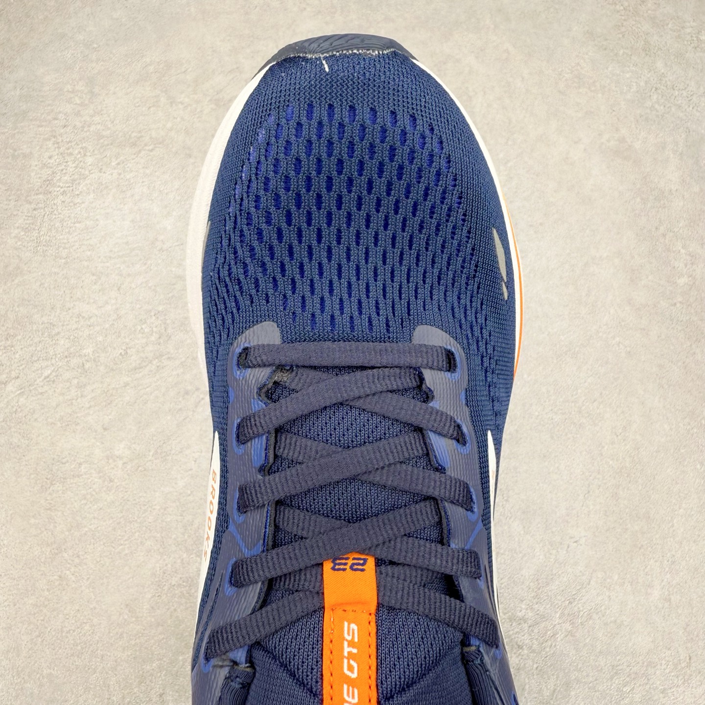 图片[4]-Brooks布鲁克斯 Adrenaline GTS 24 舒适时尚减震透气低帮休闲跑步鞋 Brooks 四大跑鞋之一 百年品牌 跑鞋从外形上基本就能判断这是一款速度跑鞋 简洁干练的外形结构和极强的运动流线型看着非常有速度感 上脚的第一感觉是非常轻 美码9码的鞋单只206g不到 从个人偏好来说 200g左右的竞速鞋最具安全感 鞋面采用单层网布 很薄 前掌使用了大量开放式网眼 排气直接快速 透气性上乘 鞋舌也是轻量化设计 仅为一层麂皮 和脚背完美贴合 鞋舌中央有个防偏穿孔 从实际穿着来看 通常鞋舌都是外偏 如果是防偏穿孔位于中心 防偏效果其实并不十分有效 如果采用趋外侧的偏心设计更有效 鞋帮泡棉填充量不大 但非常紧凑 贴合舒适 包裹稳固 内置硬质TPU保证必要的稳定性 跑鞋中底采用的是DNA FLASH科技材料 DNA FLASH中底科技 是Brooks第一款将氮气注入中底的创新科技 主要原理是借助“超临界流体”发泡技术 将液态氮稳定的转化为气态氮 并使其均匀地形成无数紧密贴合的密闭式气囊结构 尺码：36 36.5 37.5 38 38.5 39 40 40.5 41 42 42.5 43 44 44.5 45 46-选品中心