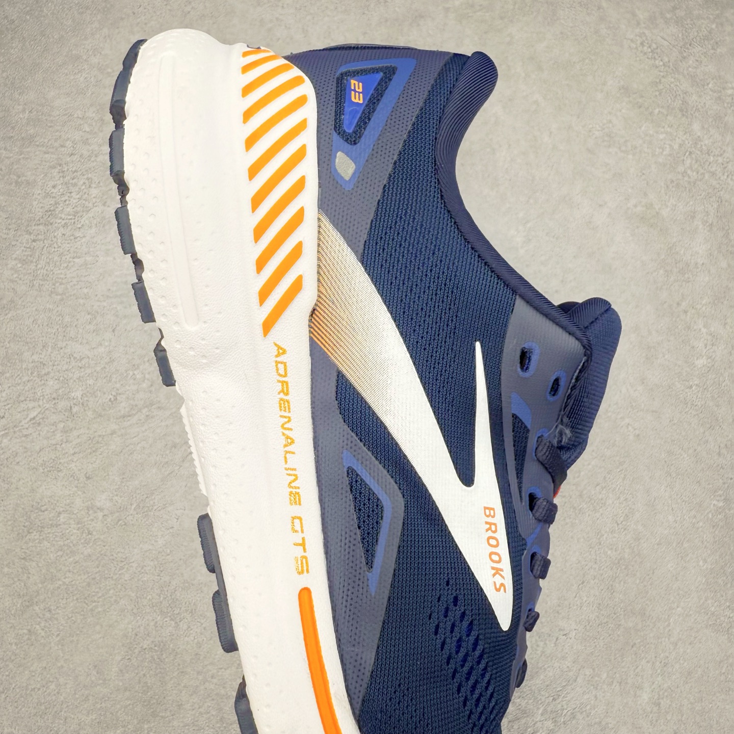图片[6]-Brooks布鲁克斯 Adrenaline GTS 24 舒适时尚减震透气低帮休闲跑步鞋 Brooks 四大跑鞋之一 百年品牌 跑鞋从外形上基本就能判断这是一款速度跑鞋 简洁干练的外形结构和极强的运动流线型看着非常有速度感 上脚的第一感觉是非常轻 美码9码的鞋单只206g不到 从个人偏好来说 200g左右的竞速鞋最具安全感 鞋面采用单层网布 很薄 前掌使用了大量开放式网眼 排气直接快速 透气性上乘 鞋舌也是轻量化设计 仅为一层麂皮 和脚背完美贴合 鞋舌中央有个防偏穿孔 从实际穿着来看 通常鞋舌都是外偏 如果是防偏穿孔位于中心 防偏效果其实并不十分有效 如果采用趋外侧的偏心设计更有效 鞋帮泡棉填充量不大 但非常紧凑 贴合舒适 包裹稳固 内置硬质TPU保证必要的稳定性 跑鞋中底采用的是DNA FLASH科技材料 DNA FLASH中底科技 是Brooks第一款将氮气注入中底的创新科技 主要原理是借助“超临界流体”发泡技术 将液态氮稳定的转化为气态氮 并使其均匀地形成无数紧密贴合的密闭式气囊结构 尺码：36 36.5 37.5 38 38.5 39 40 40.5 41 42 42.5 43 44 44.5 45 46-选品中心