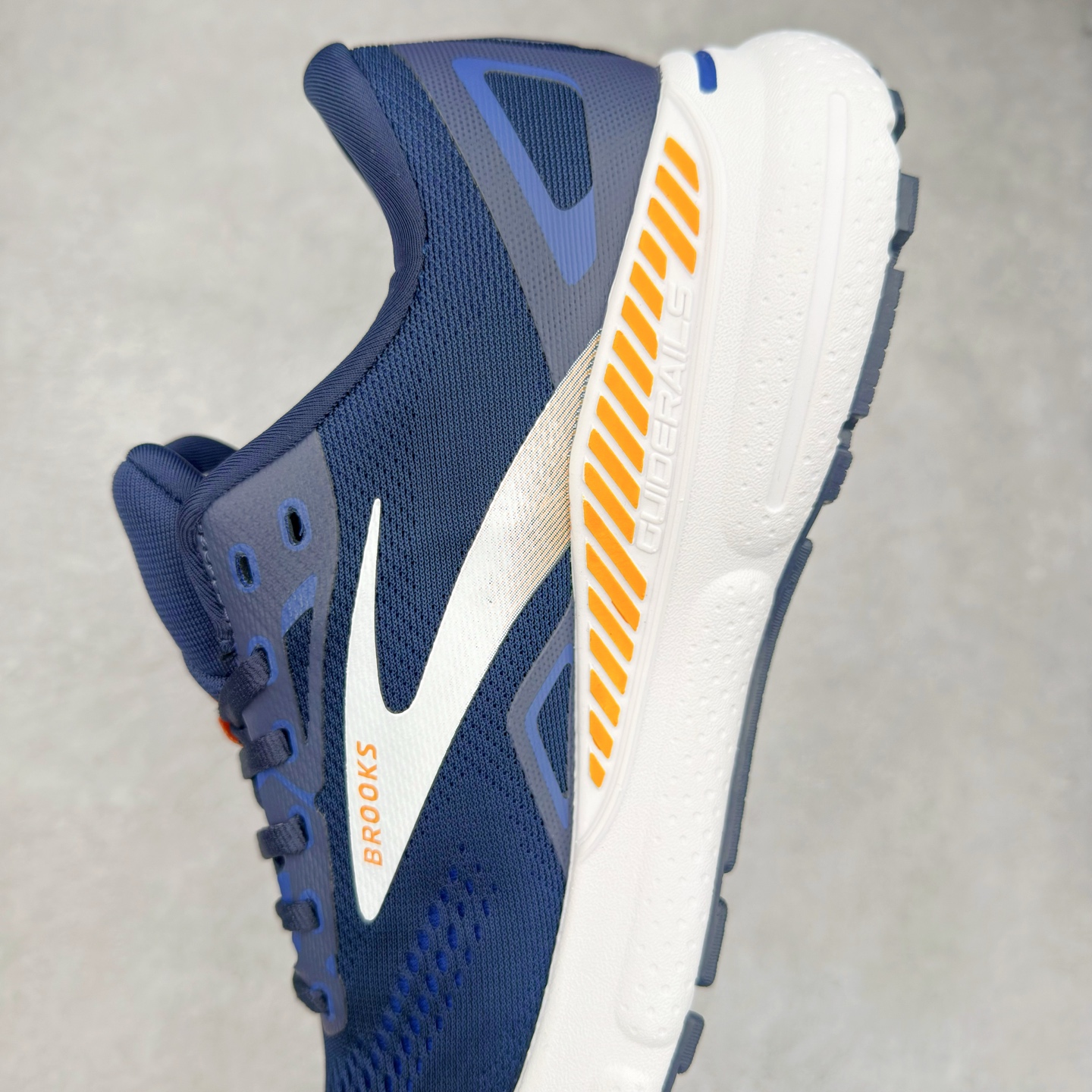 图片[7]-Brooks布鲁克斯 Adrenaline GTS 24 舒适时尚减震透气低帮休闲跑步鞋 Brooks 四大跑鞋之一 百年品牌 跑鞋从外形上基本就能判断这是一款速度跑鞋 简洁干练的外形结构和极强的运动流线型看着非常有速度感 上脚的第一感觉是非常轻 美码9码的鞋单只206g不到 从个人偏好来说 200g左右的竞速鞋最具安全感 鞋面采用单层网布 很薄 前掌使用了大量开放式网眼 排气直接快速 透气性上乘 鞋舌也是轻量化设计 仅为一层麂皮 和脚背完美贴合 鞋舌中央有个防偏穿孔 从实际穿着来看 通常鞋舌都是外偏 如果是防偏穿孔位于中心 防偏效果其实并不十分有效 如果采用趋外侧的偏心设计更有效 鞋帮泡棉填充量不大 但非常紧凑 贴合舒适 包裹稳固 内置硬质TPU保证必要的稳定性 跑鞋中底采用的是DNA FLASH科技材料 DNA FLASH中底科技 是Brooks第一款将氮气注入中底的创新科技 主要原理是借助“超临界流体”发泡技术 将液态氮稳定的转化为气态氮 并使其均匀地形成无数紧密贴合的密闭式气囊结构 尺码：36 36.5 37.5 38 38.5 39 40 40.5 41 42 42.5 43 44 44.5 45 46-选品中心