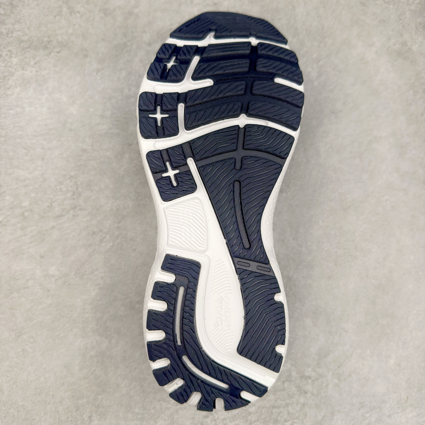 图片[9]-Brooks布鲁克斯 Adrenaline GTS 24 舒适时尚减震透气低帮休闲跑步鞋 Brooks 四大跑鞋之一 百年品牌 跑鞋从外形上基本就能判断这是一款速度跑鞋 简洁干练的外形结构和极强的运动流线型看着非常有速度感 上脚的第一感觉是非常轻 美码9码的鞋单只206g不到 从个人偏好来说 200g左右的竞速鞋最具安全感 鞋面采用单层网布 很薄 前掌使用了大量开放式网眼 排气直接快速 透气性上乘 鞋舌也是轻量化设计 仅为一层麂皮 和脚背完美贴合 鞋舌中央有个防偏穿孔 从实际穿着来看 通常鞋舌都是外偏 如果是防偏穿孔位于中心 防偏效果其实并不十分有效 如果采用趋外侧的偏心设计更有效 鞋帮泡棉填充量不大 但非常紧凑 贴合舒适 包裹稳固 内置硬质TPU保证必要的稳定性 跑鞋中底采用的是DNA FLASH科技材料 DNA FLASH中底科技 是Brooks第一款将氮气注入中底的创新科技 主要原理是借助“超临界流体”发泡技术 将液态氮稳定的转化为气态氮 并使其均匀地形成无数紧密贴合的密闭式气囊结构 尺码：36 36.5 37.5 38 38.5 39 40 40.5 41 42 42.5 43 44 44.5 45 46-选品中心