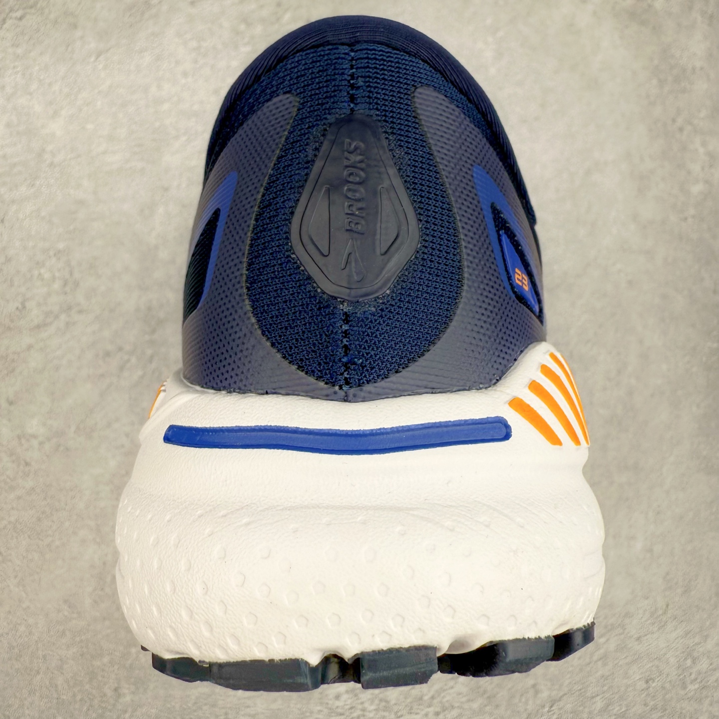 图片[8]-Brooks布鲁克斯 Adrenaline GTS 24 舒适时尚减震透气低帮休闲跑步鞋 Brooks 四大跑鞋之一 百年品牌 跑鞋从外形上基本就能判断这是一款速度跑鞋 简洁干练的外形结构和极强的运动流线型看着非常有速度感 上脚的第一感觉是非常轻 美码9码的鞋单只206g不到 从个人偏好来说 200g左右的竞速鞋最具安全感 鞋面采用单层网布 很薄 前掌使用了大量开放式网眼 排气直接快速 透气性上乘 鞋舌也是轻量化设计 仅为一层麂皮 和脚背完美贴合 鞋舌中央有个防偏穿孔 从实际穿着来看 通常鞋舌都是外偏 如果是防偏穿孔位于中心 防偏效果其实并不十分有效 如果采用趋外侧的偏心设计更有效 鞋帮泡棉填充量不大 但非常紧凑 贴合舒适 包裹稳固 内置硬质TPU保证必要的稳定性 跑鞋中底采用的是DNA FLASH科技材料 DNA FLASH中底科技 是Brooks第一款将氮气注入中底的创新科技 主要原理是借助“超临界流体”发泡技术 将液态氮稳定的转化为气态氮 并使其均匀地形成无数紧密贴合的密闭式气囊结构 尺码：36 36.5 37.5 38 38.5 39 40 40.5 41 42 42.5 43 44 44.5 45 46-选品中心