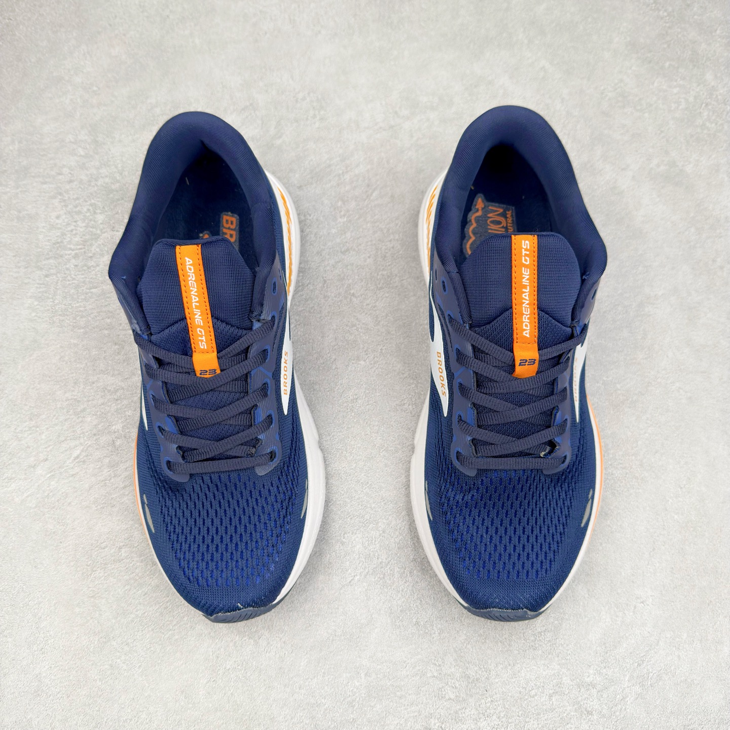 图片[2]-Brooks布鲁克斯 Adrenaline GTS 24 舒适时尚减震透气低帮休闲跑步鞋 Brooks 四大跑鞋之一 百年品牌 跑鞋从外形上基本就能判断这是一款速度跑鞋 简洁干练的外形结构和极强的运动流线型看着非常有速度感 上脚的第一感觉是非常轻 美码9码的鞋单只206g不到 从个人偏好来说 200g左右的竞速鞋最具安全感 鞋面采用单层网布 很薄 前掌使用了大量开放式网眼 排气直接快速 透气性上乘 鞋舌也是轻量化设计 仅为一层麂皮 和脚背完美贴合 鞋舌中央有个防偏穿孔 从实际穿着来看 通常鞋舌都是外偏 如果是防偏穿孔位于中心 防偏效果其实并不十分有效 如果采用趋外侧的偏心设计更有效 鞋帮泡棉填充量不大 但非常紧凑 贴合舒适 包裹稳固 内置硬质TPU保证必要的稳定性 跑鞋中底采用的是DNA FLASH科技材料 DNA FLASH中底科技 是Brooks第一款将氮气注入中底的创新科技 主要原理是借助“超临界流体”发泡技术 将液态氮稳定的转化为气态氮 并使其均匀地形成无数紧密贴合的密闭式气囊结构 尺码：36 36.5 37.5 38 38.5 39 40 40.5 41 42 42.5 43 44 44.5 45 46-选品中心