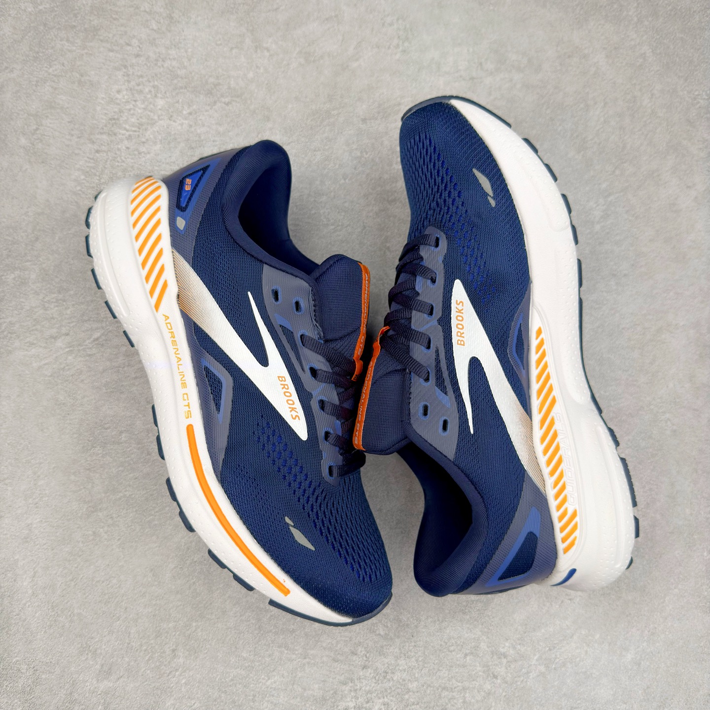 图片[3]-Brooks布鲁克斯 Adrenaline GTS 24 舒适时尚减震透气低帮休闲跑步鞋 Brooks 四大跑鞋之一 百年品牌 跑鞋从外形上基本就能判断这是一款速度跑鞋 简洁干练的外形结构和极强的运动流线型看着非常有速度感 上脚的第一感觉是非常轻 美码9码的鞋单只206g不到 从个人偏好来说 200g左右的竞速鞋最具安全感 鞋面采用单层网布 很薄 前掌使用了大量开放式网眼 排气直接快速 透气性上乘 鞋舌也是轻量化设计 仅为一层麂皮 和脚背完美贴合 鞋舌中央有个防偏穿孔 从实际穿着来看 通常鞋舌都是外偏 如果是防偏穿孔位于中心 防偏效果其实并不十分有效 如果采用趋外侧的偏心设计更有效 鞋帮泡棉填充量不大 但非常紧凑 贴合舒适 包裹稳固 内置硬质TPU保证必要的稳定性 跑鞋中底采用的是DNA FLASH科技材料 DNA FLASH中底科技 是Brooks第一款将氮气注入中底的创新科技 主要原理是借助“超临界流体”发泡技术 将液态氮稳定的转化为气态氮 并使其均匀地形成无数紧密贴合的密闭式气囊结构 尺码：36 36.5 37.5 38 38.5 39 40 40.5 41 42 42.5 43 44 44.5 45 46-选品中心