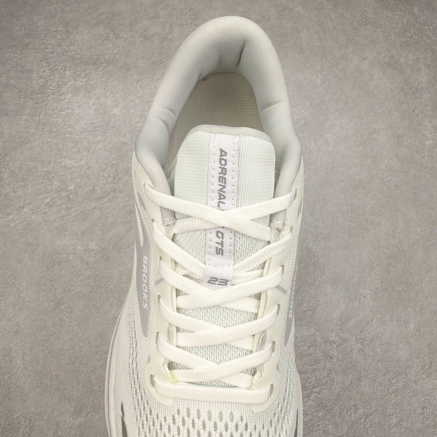 图片[5]-Brooks布鲁克斯 Adrenaline GTS 24 舒适时尚减震透气低帮休闲跑步鞋 Brooks 四大跑鞋之一 百年品牌 跑鞋从外形上基本就能判断这是一款速度跑鞋 简洁干练的外形结构和极强的运动流线型看着非常有速度感 上脚的第一感觉是非常轻 美码9码的鞋单只206g不到 从个人偏好来说 200g左右的竞速鞋最具安全感 鞋面采用单层网布 很薄 前掌使用了大量开放式网眼 排气直接快速 透气性上乘 鞋舌也是轻量化设计 仅为一层麂皮 和脚背完美贴合 鞋舌中央有个防偏穿孔 从实际穿着来看 通常鞋舌都是外偏 如果是防偏穿孔位于中心 防偏效果其实并不十分有效 如果采用趋外侧的偏心设计更有效 鞋帮泡棉填充量不大 但非常紧凑 贴合舒适 包裹稳固 内置硬质TPU保证必要的稳定性 跑鞋中底采用的是DNA FLASH科技材料 DNA FLASH中底科技 是Brooks第一款将氮气注入中底的创新科技 主要原理是借助“超临界流体”发泡技术 将液态氮稳定的转化为气态氮 并使其均匀地形成无数紧密贴合的密闭式气囊结构 尺码：36 36.5 37.5 38 38.5 39 40 40.5 41 42 42.5 43 44 44.5 45 46-选品中心