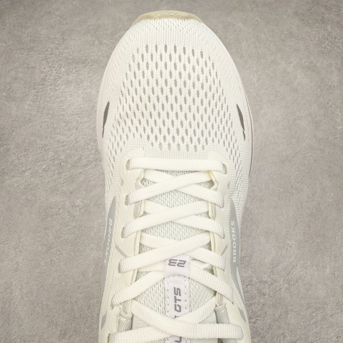 图片[4]-Brooks布鲁克斯 Adrenaline GTS 24 舒适时尚减震透气低帮休闲跑步鞋 Brooks 四大跑鞋之一 百年品牌 跑鞋从外形上基本就能判断这是一款速度跑鞋 简洁干练的外形结构和极强的运动流线型看着非常有速度感 上脚的第一感觉是非常轻 美码9码的鞋单只206g不到 从个人偏好来说 200g左右的竞速鞋最具安全感 鞋面采用单层网布 很薄 前掌使用了大量开放式网眼 排气直接快速 透气性上乘 鞋舌也是轻量化设计 仅为一层麂皮 和脚背完美贴合 鞋舌中央有个防偏穿孔 从实际穿着来看 通常鞋舌都是外偏 如果是防偏穿孔位于中心 防偏效果其实并不十分有效 如果采用趋外侧的偏心设计更有效 鞋帮泡棉填充量不大 但非常紧凑 贴合舒适 包裹稳固 内置硬质TPU保证必要的稳定性 跑鞋中底采用的是DNA FLASH科技材料 DNA FLASH中底科技 是Brooks第一款将氮气注入中底的创新科技 主要原理是借助“超临界流体”发泡技术 将液态氮稳定的转化为气态氮 并使其均匀地形成无数紧密贴合的密闭式气囊结构 尺码：36 36.5 37.5 38 38.5 39 40 40.5 41 42 42.5 43 44 44.5 45 46-选品中心