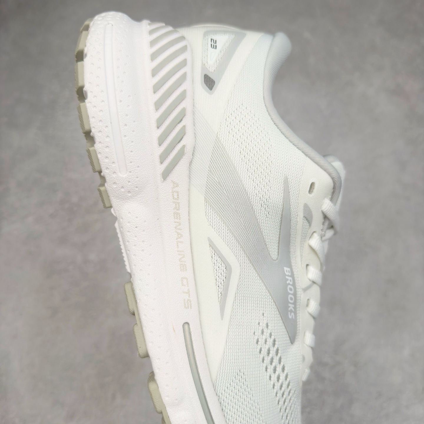 图片[6]-Brooks布鲁克斯 Adrenaline GTS 24 舒适时尚减震透气低帮休闲跑步鞋 Brooks 四大跑鞋之一 百年品牌 跑鞋从外形上基本就能判断这是一款速度跑鞋 简洁干练的外形结构和极强的运动流线型看着非常有速度感 上脚的第一感觉是非常轻 美码9码的鞋单只206g不到 从个人偏好来说 200g左右的竞速鞋最具安全感 鞋面采用单层网布 很薄 前掌使用了大量开放式网眼 排气直接快速 透气性上乘 鞋舌也是轻量化设计 仅为一层麂皮 和脚背完美贴合 鞋舌中央有个防偏穿孔 从实际穿着来看 通常鞋舌都是外偏 如果是防偏穿孔位于中心 防偏效果其实并不十分有效 如果采用趋外侧的偏心设计更有效 鞋帮泡棉填充量不大 但非常紧凑 贴合舒适 包裹稳固 内置硬质TPU保证必要的稳定性 跑鞋中底采用的是DNA FLASH科技材料 DNA FLASH中底科技 是Brooks第一款将氮气注入中底的创新科技 主要原理是借助“超临界流体”发泡技术 将液态氮稳定的转化为气态氮 并使其均匀地形成无数紧密贴合的密闭式气囊结构 尺码：36 36.5 37.5 38 38.5 39 40 40.5 41 42 42.5 43 44 44.5 45 46-选品中心