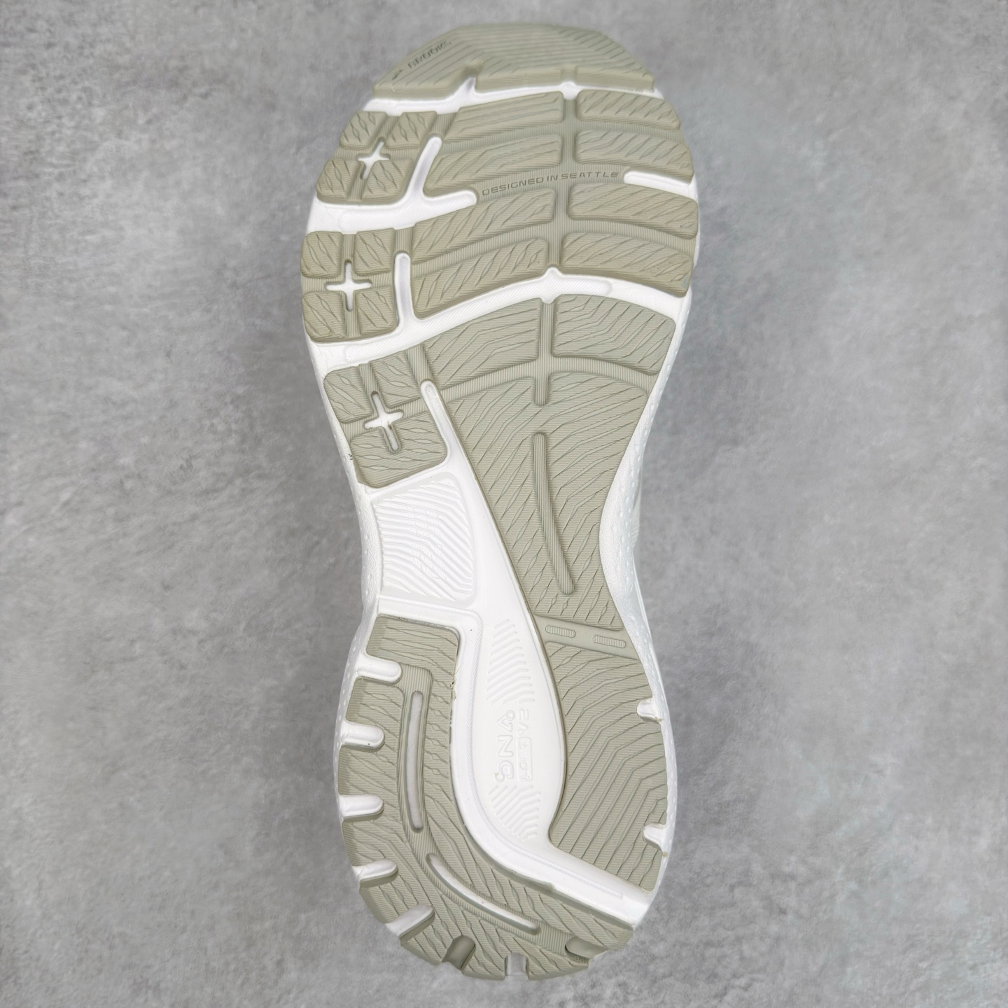 图片[9]-Brooks布鲁克斯 Adrenaline GTS 24 舒适时尚减震透气低帮休闲跑步鞋 Brooks 四大跑鞋之一 百年品牌 跑鞋从外形上基本就能判断这是一款速度跑鞋 简洁干练的外形结构和极强的运动流线型看着非常有速度感 上脚的第一感觉是非常轻 美码9码的鞋单只206g不到 从个人偏好来说 200g左右的竞速鞋最具安全感 鞋面采用单层网布 很薄 前掌使用了大量开放式网眼 排气直接快速 透气性上乘 鞋舌也是轻量化设计 仅为一层麂皮 和脚背完美贴合 鞋舌中央有个防偏穿孔 从实际穿着来看 通常鞋舌都是外偏 如果是防偏穿孔位于中心 防偏效果其实并不十分有效 如果采用趋外侧的偏心设计更有效 鞋帮泡棉填充量不大 但非常紧凑 贴合舒适 包裹稳固 内置硬质TPU保证必要的稳定性 跑鞋中底采用的是DNA FLASH科技材料 DNA FLASH中底科技 是Brooks第一款将氮气注入中底的创新科技 主要原理是借助“超临界流体”发泡技术 将液态氮稳定的转化为气态氮 并使其均匀地形成无数紧密贴合的密闭式气囊结构 尺码：36 36.5 37.5 38 38.5 39 40 40.5 41 42 42.5 43 44 44.5 45 46-选品中心