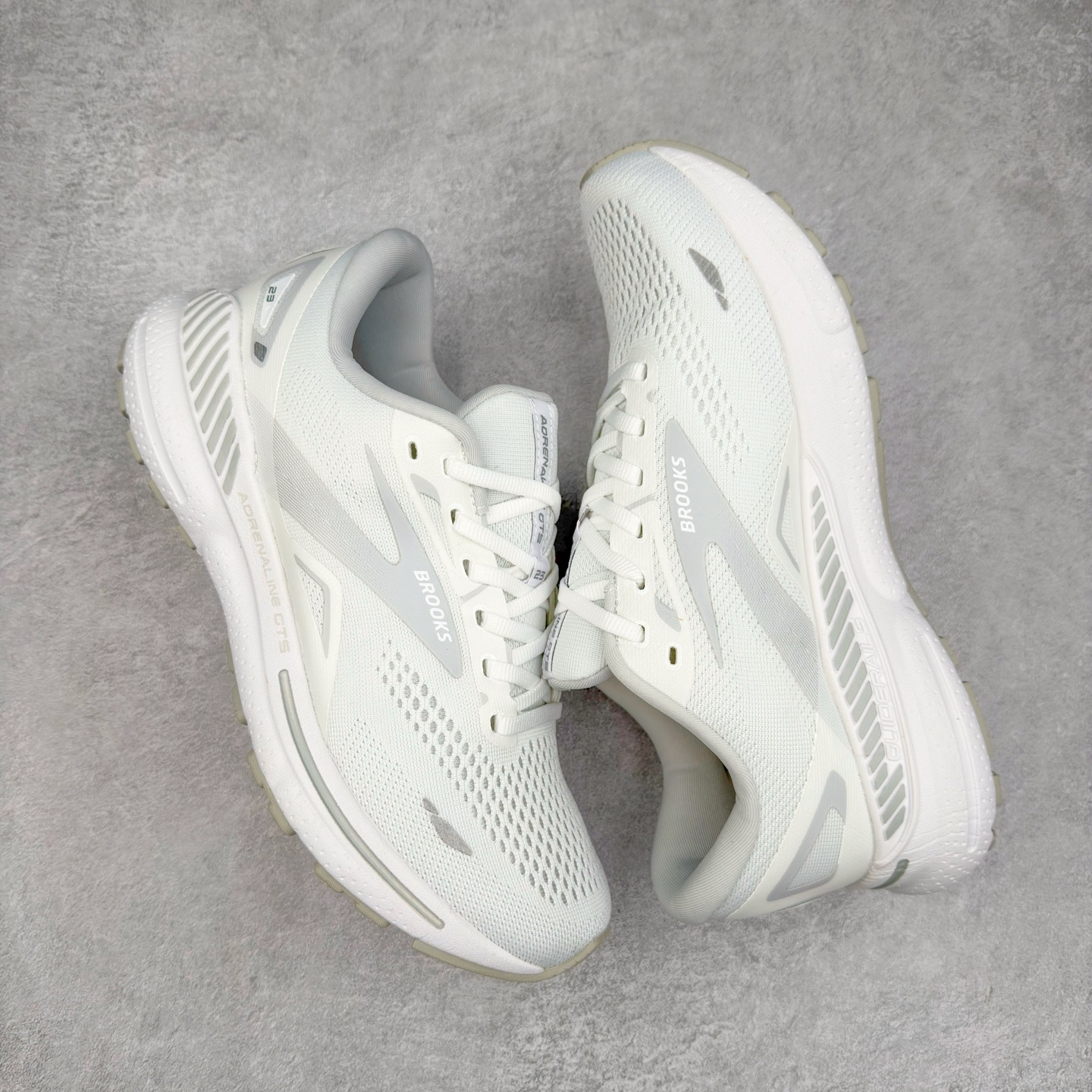 图片[3]-Brooks布鲁克斯 Adrenaline GTS 24 舒适时尚减震透气低帮休闲跑步鞋 Brooks 四大跑鞋之一 百年品牌 跑鞋从外形上基本就能判断这是一款速度跑鞋 简洁干练的外形结构和极强的运动流线型看着非常有速度感 上脚的第一感觉是非常轻 美码9码的鞋单只206g不到 从个人偏好来说 200g左右的竞速鞋最具安全感 鞋面采用单层网布 很薄 前掌使用了大量开放式网眼 排气直接快速 透气性上乘 鞋舌也是轻量化设计 仅为一层麂皮 和脚背完美贴合 鞋舌中央有个防偏穿孔 从实际穿着来看 通常鞋舌都是外偏 如果是防偏穿孔位于中心 防偏效果其实并不十分有效 如果采用趋外侧的偏心设计更有效 鞋帮泡棉填充量不大 但非常紧凑 贴合舒适 包裹稳固 内置硬质TPU保证必要的稳定性 跑鞋中底采用的是DNA FLASH科技材料 DNA FLASH中底科技 是Brooks第一款将氮气注入中底的创新科技 主要原理是借助“超临界流体”发泡技术 将液态氮稳定的转化为气态氮 并使其均匀地形成无数紧密贴合的密闭式气囊结构 尺码：36 36.5 37.5 38 38.5 39 40 40.5 41 42 42.5 43 44 44.5 45 46-选品中心