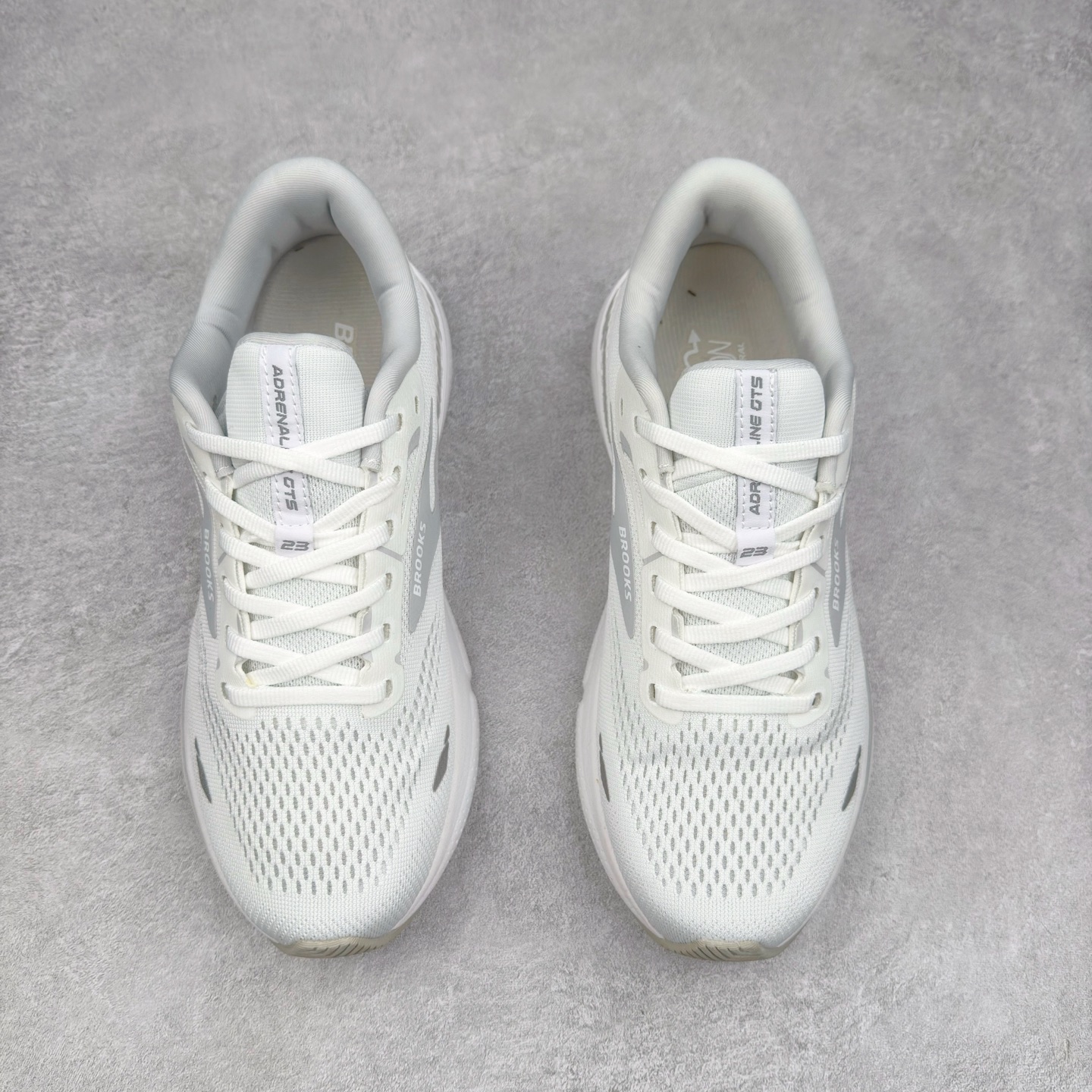 图片[2]-Brooks布鲁克斯 Adrenaline GTS 24 舒适时尚减震透气低帮休闲跑步鞋 Brooks 四大跑鞋之一 百年品牌 跑鞋从外形上基本就能判断这是一款速度跑鞋 简洁干练的外形结构和极强的运动流线型看着非常有速度感 上脚的第一感觉是非常轻 美码9码的鞋单只206g不到 从个人偏好来说 200g左右的竞速鞋最具安全感 鞋面采用单层网布 很薄 前掌使用了大量开放式网眼 排气直接快速 透气性上乘 鞋舌也是轻量化设计 仅为一层麂皮 和脚背完美贴合 鞋舌中央有个防偏穿孔 从实际穿着来看 通常鞋舌都是外偏 如果是防偏穿孔位于中心 防偏效果其实并不十分有效 如果采用趋外侧的偏心设计更有效 鞋帮泡棉填充量不大 但非常紧凑 贴合舒适 包裹稳固 内置硬质TPU保证必要的稳定性 跑鞋中底采用的是DNA FLASH科技材料 DNA FLASH中底科技 是Brooks第一款将氮气注入中底的创新科技 主要原理是借助“超临界流体”发泡技术 将液态氮稳定的转化为气态氮 并使其均匀地形成无数紧密贴合的密闭式气囊结构 尺码：36 36.5 37.5 38 38.5 39 40 40.5 41 42 42.5 43 44 44.5 45 46-选品中心