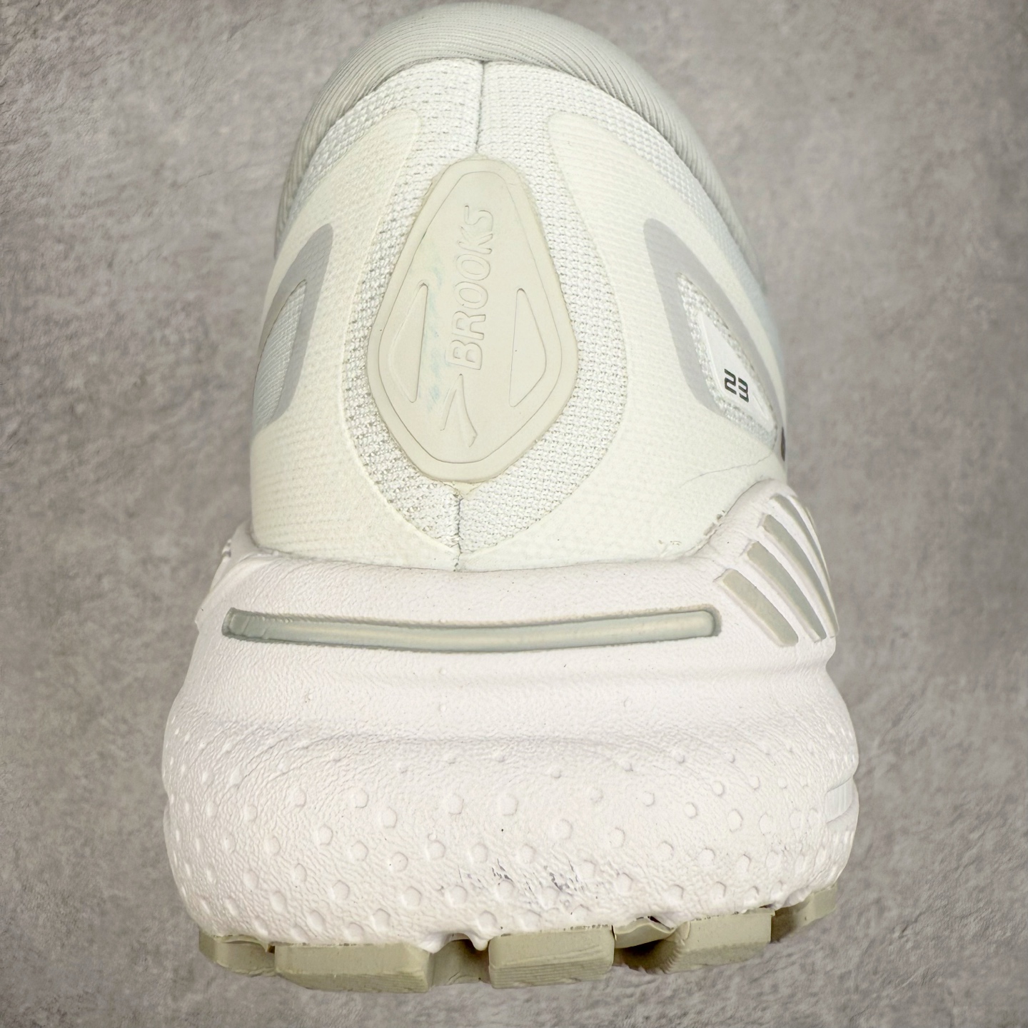 图片[8]-Brooks布鲁克斯 Adrenaline GTS 24 舒适时尚减震透气低帮休闲跑步鞋 Brooks 四大跑鞋之一 百年品牌 跑鞋从外形上基本就能判断这是一款速度跑鞋 简洁干练的外形结构和极强的运动流线型看着非常有速度感 上脚的第一感觉是非常轻 美码9码的鞋单只206g不到 从个人偏好来说 200g左右的竞速鞋最具安全感 鞋面采用单层网布 很薄 前掌使用了大量开放式网眼 排气直接快速 透气性上乘 鞋舌也是轻量化设计 仅为一层麂皮 和脚背完美贴合 鞋舌中央有个防偏穿孔 从实际穿着来看 通常鞋舌都是外偏 如果是防偏穿孔位于中心 防偏效果其实并不十分有效 如果采用趋外侧的偏心设计更有效 鞋帮泡棉填充量不大 但非常紧凑 贴合舒适 包裹稳固 内置硬质TPU保证必要的稳定性 跑鞋中底采用的是DNA FLASH科技材料 DNA FLASH中底科技 是Brooks第一款将氮气注入中底的创新科技 主要原理是借助“超临界流体”发泡技术 将液态氮稳定的转化为气态氮 并使其均匀地形成无数紧密贴合的密闭式气囊结构 尺码：36 36.5 37.5 38 38.5 39 40 40.5 41 42 42.5 43 44 44.5 45 46-选品中心