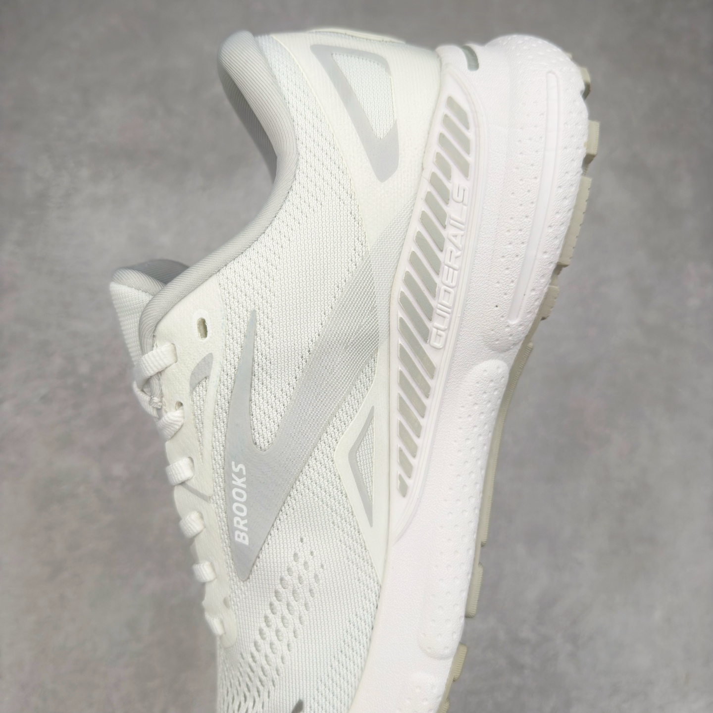 图片[7]-Brooks布鲁克斯 Adrenaline GTS 24 舒适时尚减震透气低帮休闲跑步鞋 Brooks 四大跑鞋之一 百年品牌 跑鞋从外形上基本就能判断这是一款速度跑鞋 简洁干练的外形结构和极强的运动流线型看着非常有速度感 上脚的第一感觉是非常轻 美码9码的鞋单只206g不到 从个人偏好来说 200g左右的竞速鞋最具安全感 鞋面采用单层网布 很薄 前掌使用了大量开放式网眼 排气直接快速 透气性上乘 鞋舌也是轻量化设计 仅为一层麂皮 和脚背完美贴合 鞋舌中央有个防偏穿孔 从实际穿着来看 通常鞋舌都是外偏 如果是防偏穿孔位于中心 防偏效果其实并不十分有效 如果采用趋外侧的偏心设计更有效 鞋帮泡棉填充量不大 但非常紧凑 贴合舒适 包裹稳固 内置硬质TPU保证必要的稳定性 跑鞋中底采用的是DNA FLASH科技材料 DNA FLASH中底科技 是Brooks第一款将氮气注入中底的创新科技 主要原理是借助“超临界流体”发泡技术 将液态氮稳定的转化为气态氮 并使其均匀地形成无数紧密贴合的密闭式气囊结构 尺码：36 36.5 37.5 38 38.5 39 40 40.5 41 42 42.5 43 44 44.5 45 46-选品中心