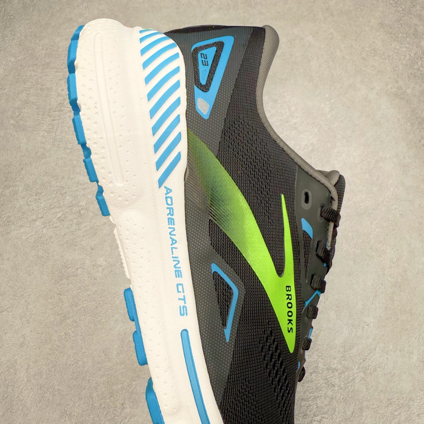 图片[6]-Brooks布鲁克斯 Adrenaline GTS 24 舒适时尚减震透气低帮休闲跑步鞋 Brooks 四大跑鞋之一 百年品牌 跑鞋从外形上基本就能判断这是一款速度跑鞋 简洁干练的外形结构和极强的运动流线型看着非常有速度感 上脚的第一感觉是非常轻 美码9码的鞋单只206g不到 从个人偏好来说 200g左右的竞速鞋最具安全感 鞋面采用单层网布 很薄 前掌使用了大量开放式网眼 排气直接快速 透气性上乘 鞋舌也是轻量化设计 仅为一层麂皮 和脚背完美贴合 鞋舌中央有个防偏穿孔 从实际穿着来看 通常鞋舌都是外偏 如果是防偏穿孔位于中心 防偏效果其实并不十分有效 如果采用趋外侧的偏心设计更有效 鞋帮泡棉填充量不大 但非常紧凑 贴合舒适 包裹稳固 内置硬质TPU保证必要的稳定性 跑鞋中底采用的是DNA FLASH科技材料 DNA FLASH中底科技 是Brooks第一款将氮气注入中底的创新科技 主要原理是借助“超临界流体”发泡技术 将液态氮稳定的转化为气态氮 并使其均匀地形成无数紧密贴合的密闭式气囊结构 尺码：36 36.5 37.5 38 38.5 39 40 40.5 41 42 42.5 43 44 44.5 45 46-选品中心