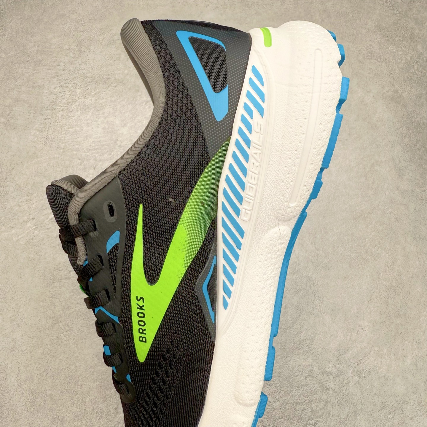 图片[7]-Brooks布鲁克斯 Adrenaline GTS 24 舒适时尚减震透气低帮休闲跑步鞋 Brooks 四大跑鞋之一 百年品牌 跑鞋从外形上基本就能判断这是一款速度跑鞋 简洁干练的外形结构和极强的运动流线型看着非常有速度感 上脚的第一感觉是非常轻 美码9码的鞋单只206g不到 从个人偏好来说 200g左右的竞速鞋最具安全感 鞋面采用单层网布 很薄 前掌使用了大量开放式网眼 排气直接快速 透气性上乘 鞋舌也是轻量化设计 仅为一层麂皮 和脚背完美贴合 鞋舌中央有个防偏穿孔 从实际穿着来看 通常鞋舌都是外偏 如果是防偏穿孔位于中心 防偏效果其实并不十分有效 如果采用趋外侧的偏心设计更有效 鞋帮泡棉填充量不大 但非常紧凑 贴合舒适 包裹稳固 内置硬质TPU保证必要的稳定性 跑鞋中底采用的是DNA FLASH科技材料 DNA FLASH中底科技 是Brooks第一款将氮气注入中底的创新科技 主要原理是借助“超临界流体”发泡技术 将液态氮稳定的转化为气态氮 并使其均匀地形成无数紧密贴合的密闭式气囊结构 尺码：36 36.5 37.5 38 38.5 39 40 40.5 41 42 42.5 43 44 44.5 45 46-选品中心