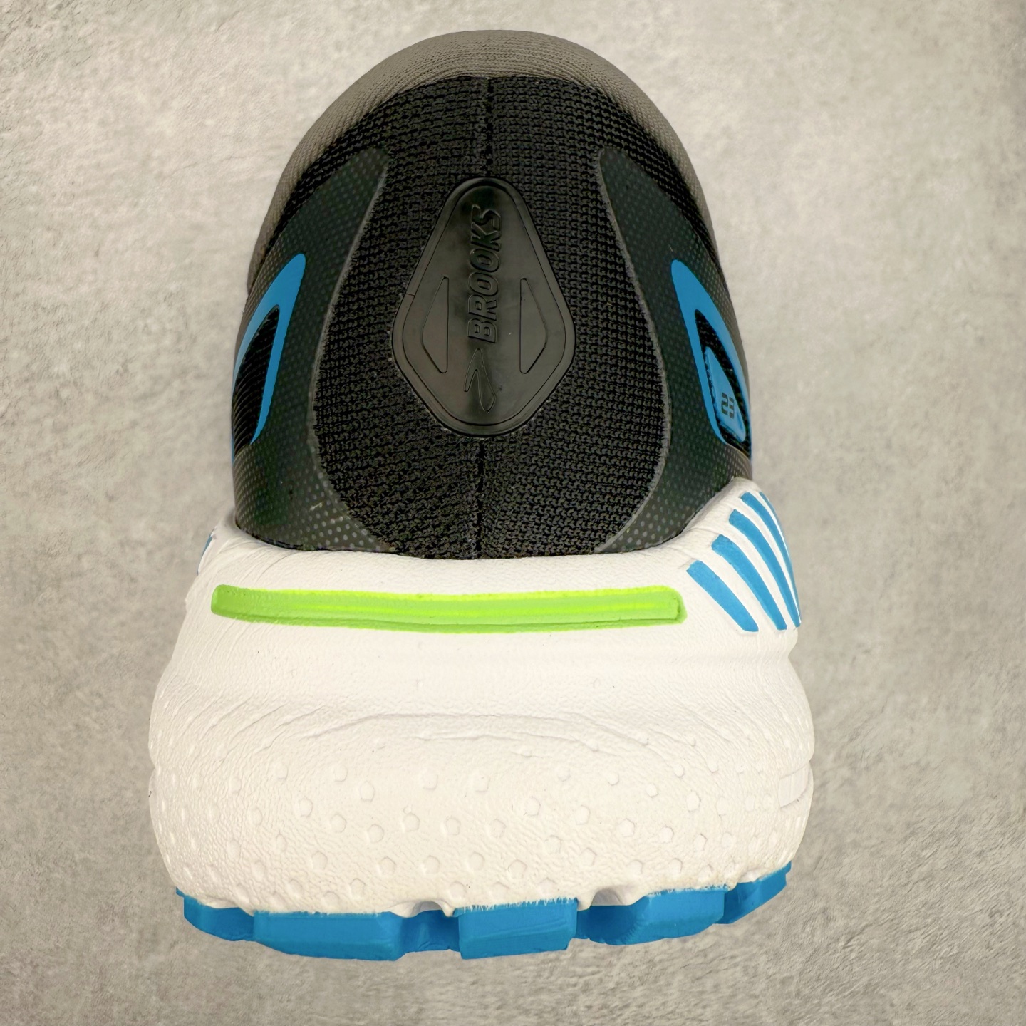 图片[8]-Brooks布鲁克斯 Adrenaline GTS 24 舒适时尚减震透气低帮休闲跑步鞋 Brooks 四大跑鞋之一 百年品牌 跑鞋从外形上基本就能判断这是一款速度跑鞋 简洁干练的外形结构和极强的运动流线型看着非常有速度感 上脚的第一感觉是非常轻 美码9码的鞋单只206g不到 从个人偏好来说 200g左右的竞速鞋最具安全感 鞋面采用单层网布 很薄 前掌使用了大量开放式网眼 排气直接快速 透气性上乘 鞋舌也是轻量化设计 仅为一层麂皮 和脚背完美贴合 鞋舌中央有个防偏穿孔 从实际穿着来看 通常鞋舌都是外偏 如果是防偏穿孔位于中心 防偏效果其实并不十分有效 如果采用趋外侧的偏心设计更有效 鞋帮泡棉填充量不大 但非常紧凑 贴合舒适 包裹稳固 内置硬质TPU保证必要的稳定性 跑鞋中底采用的是DNA FLASH科技材料 DNA FLASH中底科技 是Brooks第一款将氮气注入中底的创新科技 主要原理是借助“超临界流体”发泡技术 将液态氮稳定的转化为气态氮 并使其均匀地形成无数紧密贴合的密闭式气囊结构 尺码：36 36.5 37.5 38 38.5 39 40 40.5 41 42 42.5 43 44 44.5 45 46-选品中心