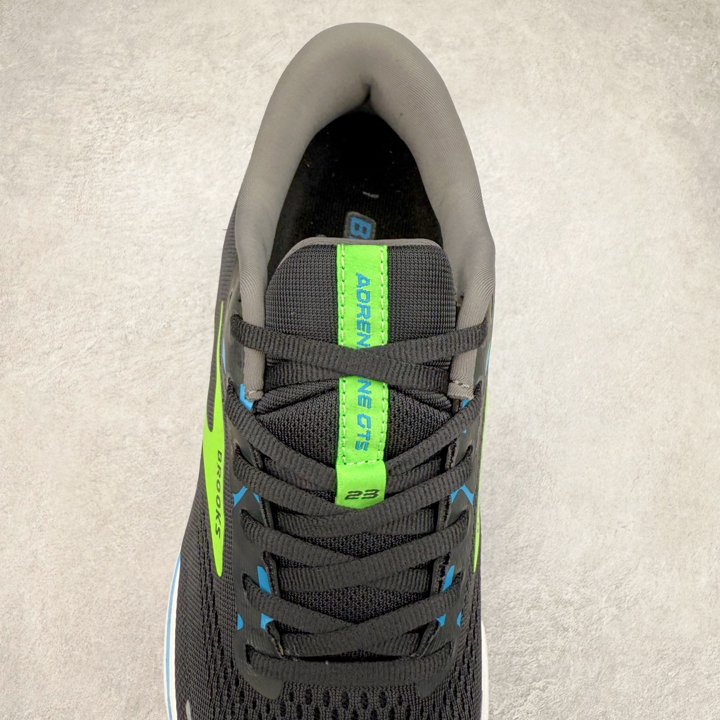 图片[5]-Brooks布鲁克斯 Adrenaline GTS 24 舒适时尚减震透气低帮休闲跑步鞋 Brooks 四大跑鞋之一 百年品牌 跑鞋从外形上基本就能判断这是一款速度跑鞋 简洁干练的外形结构和极强的运动流线型看着非常有速度感 上脚的第一感觉是非常轻 美码9码的鞋单只206g不到 从个人偏好来说 200g左右的竞速鞋最具安全感 鞋面采用单层网布 很薄 前掌使用了大量开放式网眼 排气直接快速 透气性上乘 鞋舌也是轻量化设计 仅为一层麂皮 和脚背完美贴合 鞋舌中央有个防偏穿孔 从实际穿着来看 通常鞋舌都是外偏 如果是防偏穿孔位于中心 防偏效果其实并不十分有效 如果采用趋外侧的偏心设计更有效 鞋帮泡棉填充量不大 但非常紧凑 贴合舒适 包裹稳固 内置硬质TPU保证必要的稳定性 跑鞋中底采用的是DNA FLASH科技材料 DNA FLASH中底科技 是Brooks第一款将氮气注入中底的创新科技 主要原理是借助“超临界流体”发泡技术 将液态氮稳定的转化为气态氮 并使其均匀地形成无数紧密贴合的密闭式气囊结构 尺码：36 36.5 37.5 38 38.5 39 40 40.5 41 42 42.5 43 44 44.5 45 46-选品中心