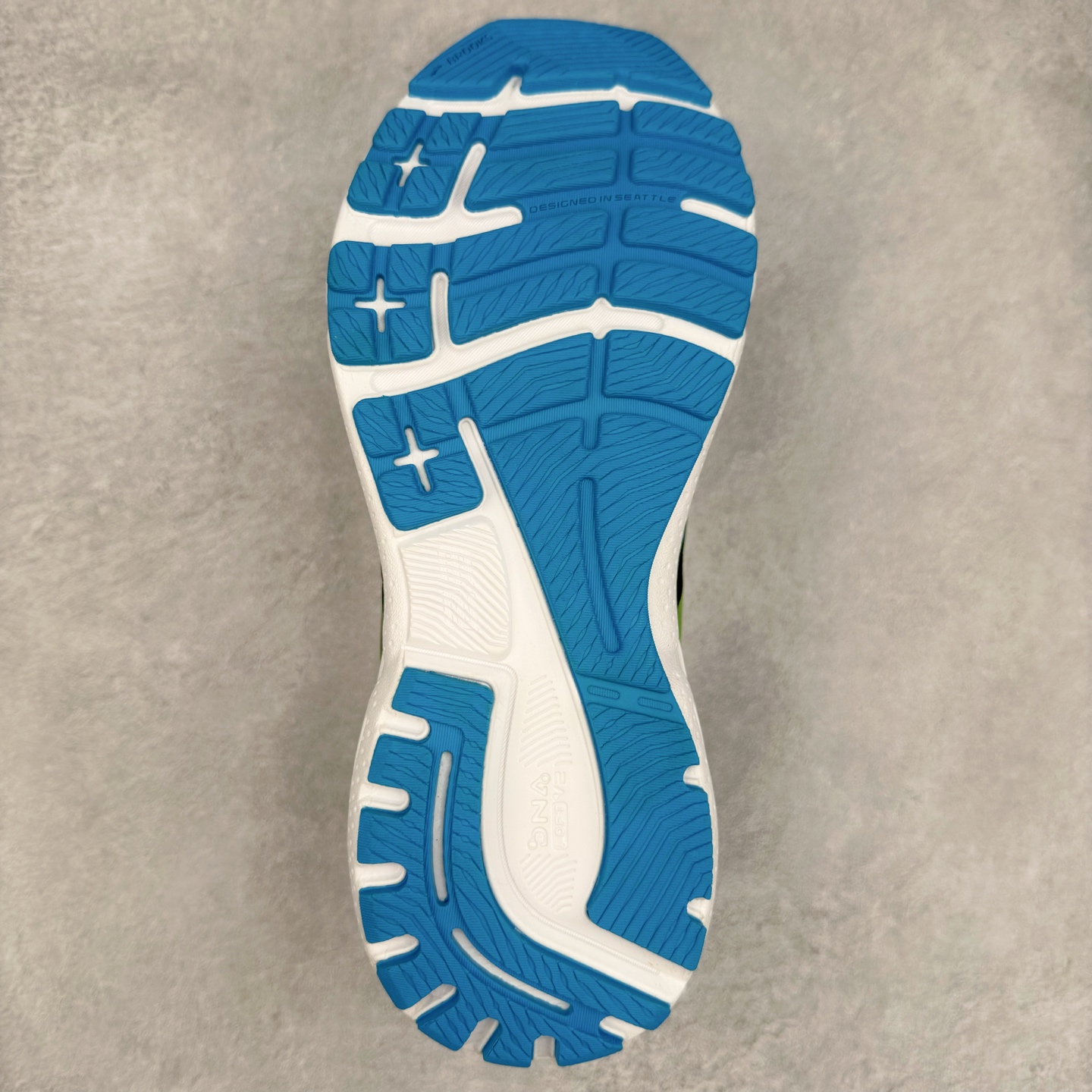 图片[9]-Brooks布鲁克斯 Adrenaline GTS 24 舒适时尚减震透气低帮休闲跑步鞋 Brooks 四大跑鞋之一 百年品牌 跑鞋从外形上基本就能判断这是一款速度跑鞋 简洁干练的外形结构和极强的运动流线型看着非常有速度感 上脚的第一感觉是非常轻 美码9码的鞋单只206g不到 从个人偏好来说 200g左右的竞速鞋最具安全感 鞋面采用单层网布 很薄 前掌使用了大量开放式网眼 排气直接快速 透气性上乘 鞋舌也是轻量化设计 仅为一层麂皮 和脚背完美贴合 鞋舌中央有个防偏穿孔 从实际穿着来看 通常鞋舌都是外偏 如果是防偏穿孔位于中心 防偏效果其实并不十分有效 如果采用趋外侧的偏心设计更有效 鞋帮泡棉填充量不大 但非常紧凑 贴合舒适 包裹稳固 内置硬质TPU保证必要的稳定性 跑鞋中底采用的是DNA FLASH科技材料 DNA FLASH中底科技 是Brooks第一款将氮气注入中底的创新科技 主要原理是借助“超临界流体”发泡技术 将液态氮稳定的转化为气态氮 并使其均匀地形成无数紧密贴合的密闭式气囊结构 尺码：36 36.5 37.5 38 38.5 39 40 40.5 41 42 42.5 43 44 44.5 45 46-选品中心