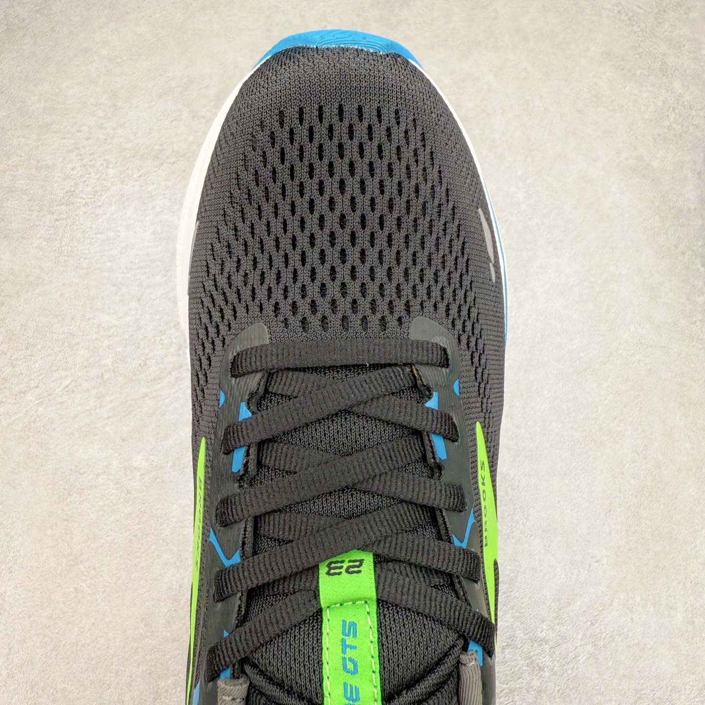 图片[4]-Brooks布鲁克斯 Adrenaline GTS 24 舒适时尚减震透气低帮休闲跑步鞋 Brooks 四大跑鞋之一 百年品牌 跑鞋从外形上基本就能判断这是一款速度跑鞋 简洁干练的外形结构和极强的运动流线型看着非常有速度感 上脚的第一感觉是非常轻 美码9码的鞋单只206g不到 从个人偏好来说 200g左右的竞速鞋最具安全感 鞋面采用单层网布 很薄 前掌使用了大量开放式网眼 排气直接快速 透气性上乘 鞋舌也是轻量化设计 仅为一层麂皮 和脚背完美贴合 鞋舌中央有个防偏穿孔 从实际穿着来看 通常鞋舌都是外偏 如果是防偏穿孔位于中心 防偏效果其实并不十分有效 如果采用趋外侧的偏心设计更有效 鞋帮泡棉填充量不大 但非常紧凑 贴合舒适 包裹稳固 内置硬质TPU保证必要的稳定性 跑鞋中底采用的是DNA FLASH科技材料 DNA FLASH中底科技 是Brooks第一款将氮气注入中底的创新科技 主要原理是借助“超临界流体”发泡技术 将液态氮稳定的转化为气态氮 并使其均匀地形成无数紧密贴合的密闭式气囊结构 尺码：36 36.5 37.5 38 38.5 39 40 40.5 41 42 42.5 43 44 44.5 45 46-选品中心