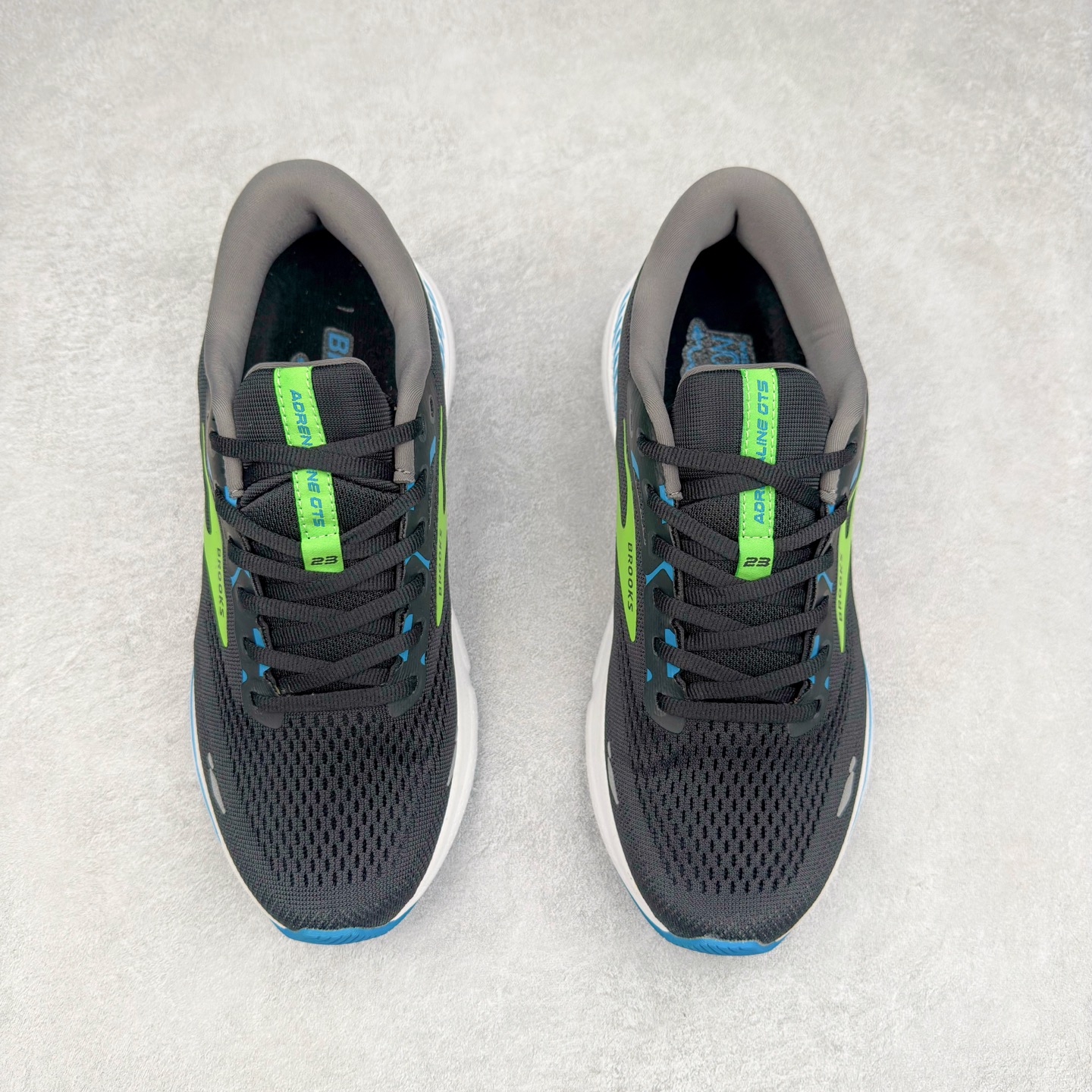 图片[2]-Brooks布鲁克斯 Adrenaline GTS 24 舒适时尚减震透气低帮休闲跑步鞋 Brooks 四大跑鞋之一 百年品牌 跑鞋从外形上基本就能判断这是一款速度跑鞋 简洁干练的外形结构和极强的运动流线型看着非常有速度感 上脚的第一感觉是非常轻 美码9码的鞋单只206g不到 从个人偏好来说 200g左右的竞速鞋最具安全感 鞋面采用单层网布 很薄 前掌使用了大量开放式网眼 排气直接快速 透气性上乘 鞋舌也是轻量化设计 仅为一层麂皮 和脚背完美贴合 鞋舌中央有个防偏穿孔 从实际穿着来看 通常鞋舌都是外偏 如果是防偏穿孔位于中心 防偏效果其实并不十分有效 如果采用趋外侧的偏心设计更有效 鞋帮泡棉填充量不大 但非常紧凑 贴合舒适 包裹稳固 内置硬质TPU保证必要的稳定性 跑鞋中底采用的是DNA FLASH科技材料 DNA FLASH中底科技 是Brooks第一款将氮气注入中底的创新科技 主要原理是借助“超临界流体”发泡技术 将液态氮稳定的转化为气态氮 并使其均匀地形成无数紧密贴合的密闭式气囊结构 尺码：36 36.5 37.5 38 38.5 39 40 40.5 41 42 42.5 43 44 44.5 45 46-选品中心