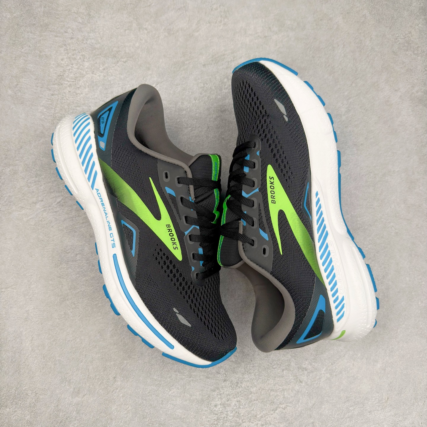 图片[3]-Brooks布鲁克斯 Adrenaline GTS 24 舒适时尚减震透气低帮休闲跑步鞋 Brooks 四大跑鞋之一 百年品牌 跑鞋从外形上基本就能判断这是一款速度跑鞋 简洁干练的外形结构和极强的运动流线型看着非常有速度感 上脚的第一感觉是非常轻 美码9码的鞋单只206g不到 从个人偏好来说 200g左右的竞速鞋最具安全感 鞋面采用单层网布 很薄 前掌使用了大量开放式网眼 排气直接快速 透气性上乘 鞋舌也是轻量化设计 仅为一层麂皮 和脚背完美贴合 鞋舌中央有个防偏穿孔 从实际穿着来看 通常鞋舌都是外偏 如果是防偏穿孔位于中心 防偏效果其实并不十分有效 如果采用趋外侧的偏心设计更有效 鞋帮泡棉填充量不大 但非常紧凑 贴合舒适 包裹稳固 内置硬质TPU保证必要的稳定性 跑鞋中底采用的是DNA FLASH科技材料 DNA FLASH中底科技 是Brooks第一款将氮气注入中底的创新科技 主要原理是借助“超临界流体”发泡技术 将液态氮稳定的转化为气态氮 并使其均匀地形成无数紧密贴合的密闭式气囊结构 尺码：36 36.5 37.5 38 38.5 39 40 40.5 41 42 42.5 43 44 44.5 45 46-选品中心