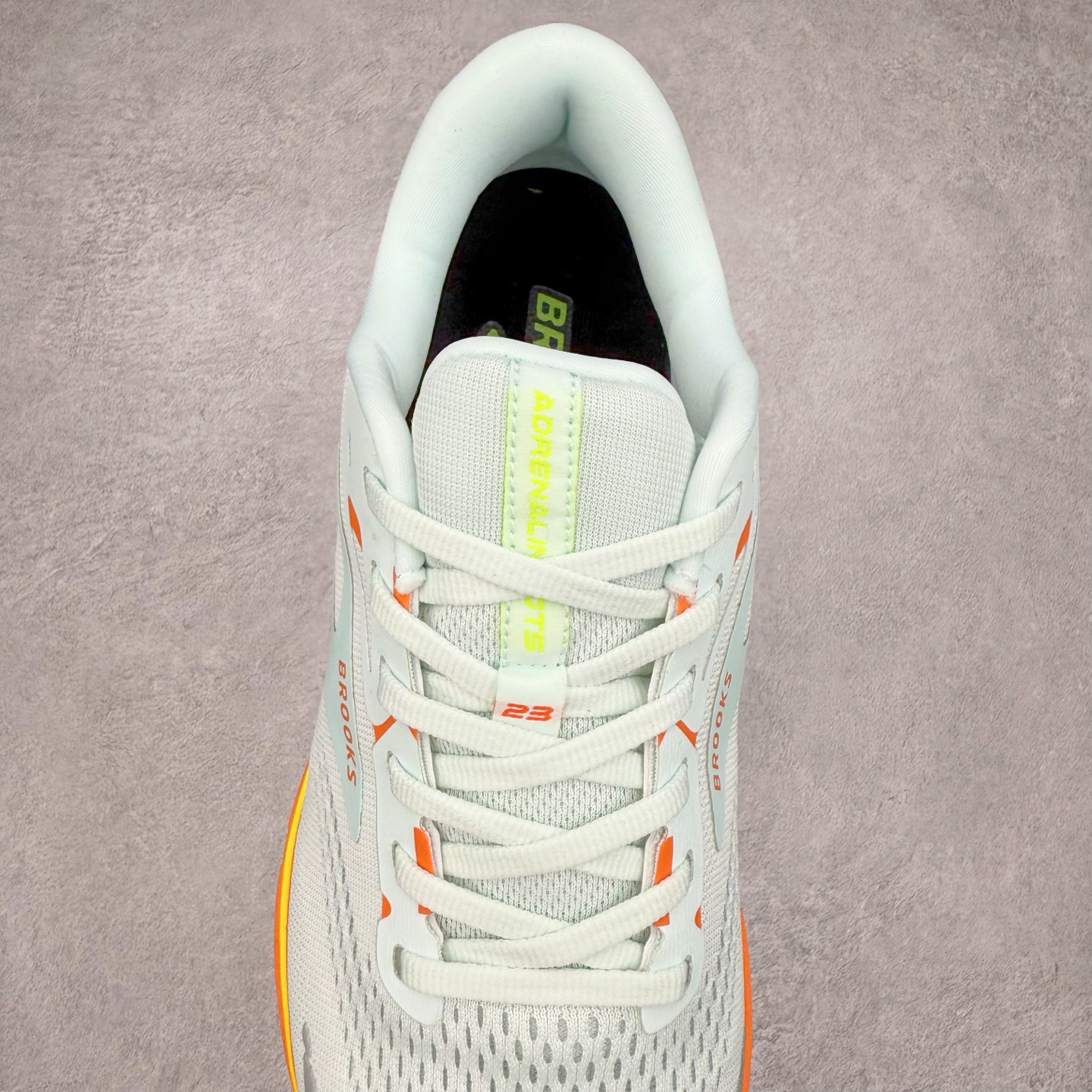 图片[5]-Brooks布鲁克斯 Adrenaline GTS 24 舒适时尚减震透气低帮休闲跑步鞋 Brooks 四大跑鞋之一 百年品牌 跑鞋从外形上基本就能判断这是一款速度跑鞋 简洁干练的外形结构和极强的运动流线型看着非常有速度感 上脚的第一感觉是非常轻 美码9码的鞋单只206g不到 从个人偏好来说 200g左右的竞速鞋最具安全感 鞋面采用单层网布 很薄 前掌使用了大量开放式网眼 排气直接快速 透气性上乘 鞋舌也是轻量化设计 仅为一层麂皮 和脚背完美贴合 鞋舌中央有个防偏穿孔 从实际穿着来看 通常鞋舌都是外偏 如果是防偏穿孔位于中心 防偏效果其实并不十分有效 如果采用趋外侧的偏心设计更有效 鞋帮泡棉填充量不大 但非常紧凑 贴合舒适 包裹稳固 内置硬质TPU保证必要的稳定性 跑鞋中底采用的是DNA FLASH科技材料 DNA FLASH中底科技 是Brooks第一款将氮气注入中底的创新科技 主要原理是借助“超临界流体”发泡技术 将液态氮稳定的转化为气态氮 并使其均匀地形成无数紧密贴合的密闭式气囊结构 尺码：36 36.5 37.5 38 38.5 39 40 40.5 41 42 42.5 43 44 44.5 45 46-选品中心