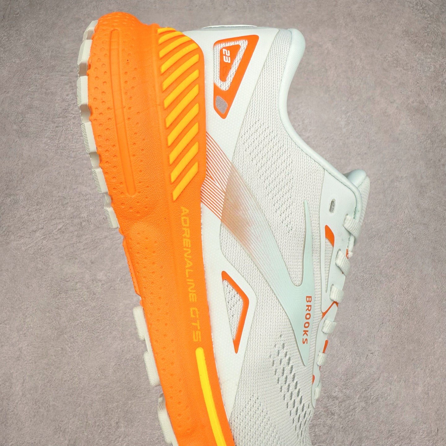 图片[6]-Brooks布鲁克斯 Adrenaline GTS 24 舒适时尚减震透气低帮休闲跑步鞋 Brooks 四大跑鞋之一 百年品牌 跑鞋从外形上基本就能判断这是一款速度跑鞋 简洁干练的外形结构和极强的运动流线型看着非常有速度感 上脚的第一感觉是非常轻 美码9码的鞋单只206g不到 从个人偏好来说 200g左右的竞速鞋最具安全感 鞋面采用单层网布 很薄 前掌使用了大量开放式网眼 排气直接快速 透气性上乘 鞋舌也是轻量化设计 仅为一层麂皮 和脚背完美贴合 鞋舌中央有个防偏穿孔 从实际穿着来看 通常鞋舌都是外偏 如果是防偏穿孔位于中心 防偏效果其实并不十分有效 如果采用趋外侧的偏心设计更有效 鞋帮泡棉填充量不大 但非常紧凑 贴合舒适 包裹稳固 内置硬质TPU保证必要的稳定性 跑鞋中底采用的是DNA FLASH科技材料 DNA FLASH中底科技 是Brooks第一款将氮气注入中底的创新科技 主要原理是借助“超临界流体”发泡技术 将液态氮稳定的转化为气态氮 并使其均匀地形成无数紧密贴合的密闭式气囊结构 尺码：36 36.5 37.5 38 38.5 39 40 40.5 41 42 42.5 43 44 44.5 45 46-选品中心