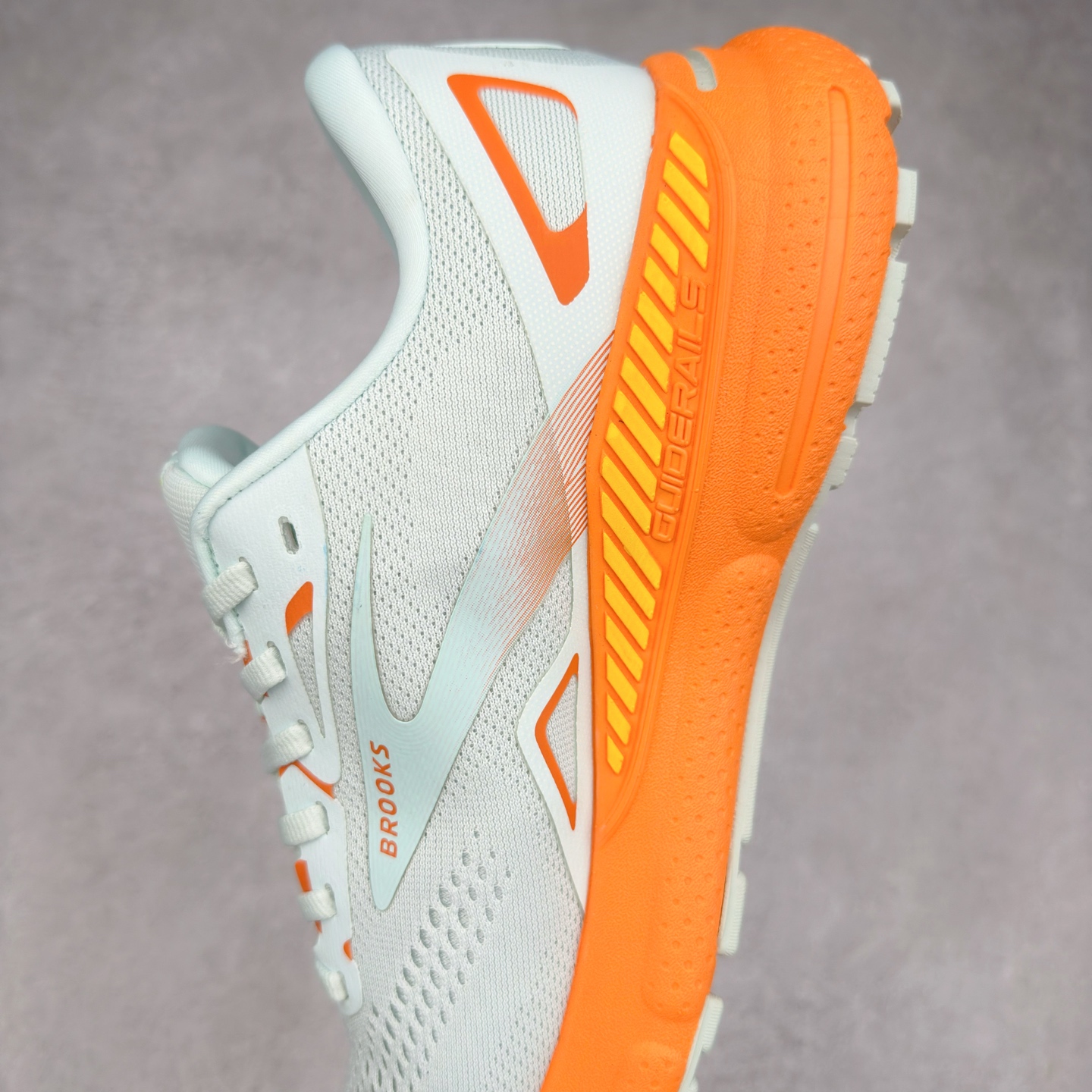 图片[7]-Brooks布鲁克斯 Adrenaline GTS 24 舒适时尚减震透气低帮休闲跑步鞋 Brooks 四大跑鞋之一 百年品牌 跑鞋从外形上基本就能判断这是一款速度跑鞋 简洁干练的外形结构和极强的运动流线型看着非常有速度感 上脚的第一感觉是非常轻 美码9码的鞋单只206g不到 从个人偏好来说 200g左右的竞速鞋最具安全感 鞋面采用单层网布 很薄 前掌使用了大量开放式网眼 排气直接快速 透气性上乘 鞋舌也是轻量化设计 仅为一层麂皮 和脚背完美贴合 鞋舌中央有个防偏穿孔 从实际穿着来看 通常鞋舌都是外偏 如果是防偏穿孔位于中心 防偏效果其实并不十分有效 如果采用趋外侧的偏心设计更有效 鞋帮泡棉填充量不大 但非常紧凑 贴合舒适 包裹稳固 内置硬质TPU保证必要的稳定性 跑鞋中底采用的是DNA FLASH科技材料 DNA FLASH中底科技 是Brooks第一款将氮气注入中底的创新科技 主要原理是借助“超临界流体”发泡技术 将液态氮稳定的转化为气态氮 并使其均匀地形成无数紧密贴合的密闭式气囊结构 尺码：36 36.5 37.5 38 38.5 39 40 40.5 41 42 42.5 43 44 44.5 45 46-选品中心