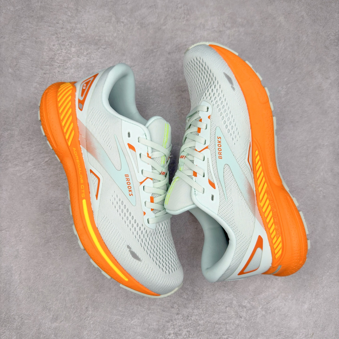 图片[3]-Brooks布鲁克斯 Adrenaline GTS 24 舒适时尚减震透气低帮休闲跑步鞋 Brooks 四大跑鞋之一 百年品牌 跑鞋从外形上基本就能判断这是一款速度跑鞋 简洁干练的外形结构和极强的运动流线型看着非常有速度感 上脚的第一感觉是非常轻 美码9码的鞋单只206g不到 从个人偏好来说 200g左右的竞速鞋最具安全感 鞋面采用单层网布 很薄 前掌使用了大量开放式网眼 排气直接快速 透气性上乘 鞋舌也是轻量化设计 仅为一层麂皮 和脚背完美贴合 鞋舌中央有个防偏穿孔 从实际穿着来看 通常鞋舌都是外偏 如果是防偏穿孔位于中心 防偏效果其实并不十分有效 如果采用趋外侧的偏心设计更有效 鞋帮泡棉填充量不大 但非常紧凑 贴合舒适 包裹稳固 内置硬质TPU保证必要的稳定性 跑鞋中底采用的是DNA FLASH科技材料 DNA FLASH中底科技 是Brooks第一款将氮气注入中底的创新科技 主要原理是借助“超临界流体”发泡技术 将液态氮稳定的转化为气态氮 并使其均匀地形成无数紧密贴合的密闭式气囊结构 尺码：36 36.5 37.5 38 38.5 39 40 40.5 41 42 42.5 43 44 44.5 45 46-选品中心