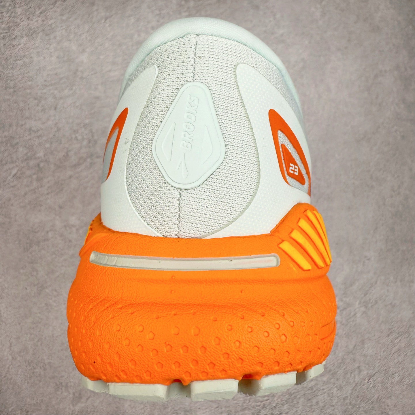 图片[8]-Brooks布鲁克斯 Adrenaline GTS 24 舒适时尚减震透气低帮休闲跑步鞋 Brooks 四大跑鞋之一 百年品牌 跑鞋从外形上基本就能判断这是一款速度跑鞋 简洁干练的外形结构和极强的运动流线型看着非常有速度感 上脚的第一感觉是非常轻 美码9码的鞋单只206g不到 从个人偏好来说 200g左右的竞速鞋最具安全感 鞋面采用单层网布 很薄 前掌使用了大量开放式网眼 排气直接快速 透气性上乘 鞋舌也是轻量化设计 仅为一层麂皮 和脚背完美贴合 鞋舌中央有个防偏穿孔 从实际穿着来看 通常鞋舌都是外偏 如果是防偏穿孔位于中心 防偏效果其实并不十分有效 如果采用趋外侧的偏心设计更有效 鞋帮泡棉填充量不大 但非常紧凑 贴合舒适 包裹稳固 内置硬质TPU保证必要的稳定性 跑鞋中底采用的是DNA FLASH科技材料 DNA FLASH中底科技 是Brooks第一款将氮气注入中底的创新科技 主要原理是借助“超临界流体”发泡技术 将液态氮稳定的转化为气态氮 并使其均匀地形成无数紧密贴合的密闭式气囊结构 尺码：36 36.5 37.5 38 38.5 39 40 40.5 41 42 42.5 43 44 44.5 45 46-选品中心