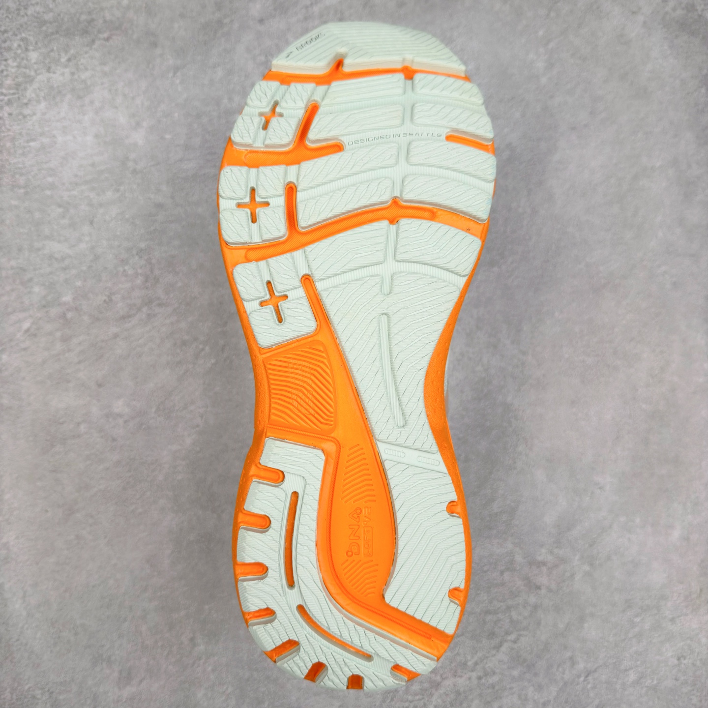 图片[9]-Brooks布鲁克斯 Adrenaline GTS 24 舒适时尚减震透气低帮休闲跑步鞋 Brooks 四大跑鞋之一 百年品牌 跑鞋从外形上基本就能判断这是一款速度跑鞋 简洁干练的外形结构和极强的运动流线型看着非常有速度感 上脚的第一感觉是非常轻 美码9码的鞋单只206g不到 从个人偏好来说 200g左右的竞速鞋最具安全感 鞋面采用单层网布 很薄 前掌使用了大量开放式网眼 排气直接快速 透气性上乘 鞋舌也是轻量化设计 仅为一层麂皮 和脚背完美贴合 鞋舌中央有个防偏穿孔 从实际穿着来看 通常鞋舌都是外偏 如果是防偏穿孔位于中心 防偏效果其实并不十分有效 如果采用趋外侧的偏心设计更有效 鞋帮泡棉填充量不大 但非常紧凑 贴合舒适 包裹稳固 内置硬质TPU保证必要的稳定性 跑鞋中底采用的是DNA FLASH科技材料 DNA FLASH中底科技 是Brooks第一款将氮气注入中底的创新科技 主要原理是借助“超临界流体”发泡技术 将液态氮稳定的转化为气态氮 并使其均匀地形成无数紧密贴合的密闭式气囊结构 尺码：36 36.5 37.5 38 38.5 39 40 40.5 41 42 42.5 43 44 44.5 45 46-选品中心