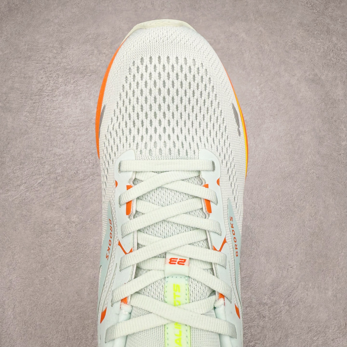 图片[4]-Brooks布鲁克斯 Adrenaline GTS 24 舒适时尚减震透气低帮休闲跑步鞋 Brooks 四大跑鞋之一 百年品牌 跑鞋从外形上基本就能判断这是一款速度跑鞋 简洁干练的外形结构和极强的运动流线型看着非常有速度感 上脚的第一感觉是非常轻 美码9码的鞋单只206g不到 从个人偏好来说 200g左右的竞速鞋最具安全感 鞋面采用单层网布 很薄 前掌使用了大量开放式网眼 排气直接快速 透气性上乘 鞋舌也是轻量化设计 仅为一层麂皮 和脚背完美贴合 鞋舌中央有个防偏穿孔 从实际穿着来看 通常鞋舌都是外偏 如果是防偏穿孔位于中心 防偏效果其实并不十分有效 如果采用趋外侧的偏心设计更有效 鞋帮泡棉填充量不大 但非常紧凑 贴合舒适 包裹稳固 内置硬质TPU保证必要的稳定性 跑鞋中底采用的是DNA FLASH科技材料 DNA FLASH中底科技 是Brooks第一款将氮气注入中底的创新科技 主要原理是借助“超临界流体”发泡技术 将液态氮稳定的转化为气态氮 并使其均匀地形成无数紧密贴合的密闭式气囊结构 尺码：36 36.5 37.5 38 38.5 39 40 40.5 41 42 42.5 43 44 44.5 45 46-选品中心