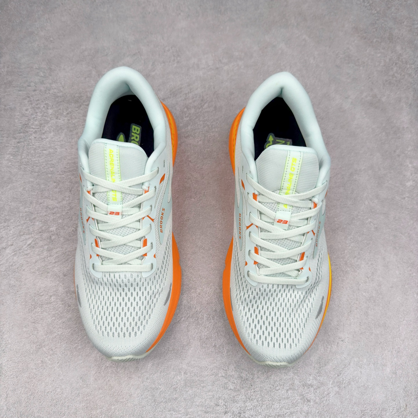 图片[2]-Brooks布鲁克斯 Adrenaline GTS 24 舒适时尚减震透气低帮休闲跑步鞋 Brooks 四大跑鞋之一 百年品牌 跑鞋从外形上基本就能判断这是一款速度跑鞋 简洁干练的外形结构和极强的运动流线型看着非常有速度感 上脚的第一感觉是非常轻 美码9码的鞋单只206g不到 从个人偏好来说 200g左右的竞速鞋最具安全感 鞋面采用单层网布 很薄 前掌使用了大量开放式网眼 排气直接快速 透气性上乘 鞋舌也是轻量化设计 仅为一层麂皮 和脚背完美贴合 鞋舌中央有个防偏穿孔 从实际穿着来看 通常鞋舌都是外偏 如果是防偏穿孔位于中心 防偏效果其实并不十分有效 如果采用趋外侧的偏心设计更有效 鞋帮泡棉填充量不大 但非常紧凑 贴合舒适 包裹稳固 内置硬质TPU保证必要的稳定性 跑鞋中底采用的是DNA FLASH科技材料 DNA FLASH中底科技 是Brooks第一款将氮气注入中底的创新科技 主要原理是借助“超临界流体”发泡技术 将液态氮稳定的转化为气态氮 并使其均匀地形成无数紧密贴合的密闭式气囊结构 尺码：36 36.5 37.5 38 38.5 39 40 40.5 41 42 42.5 43 44 44.5 45 46-选品中心