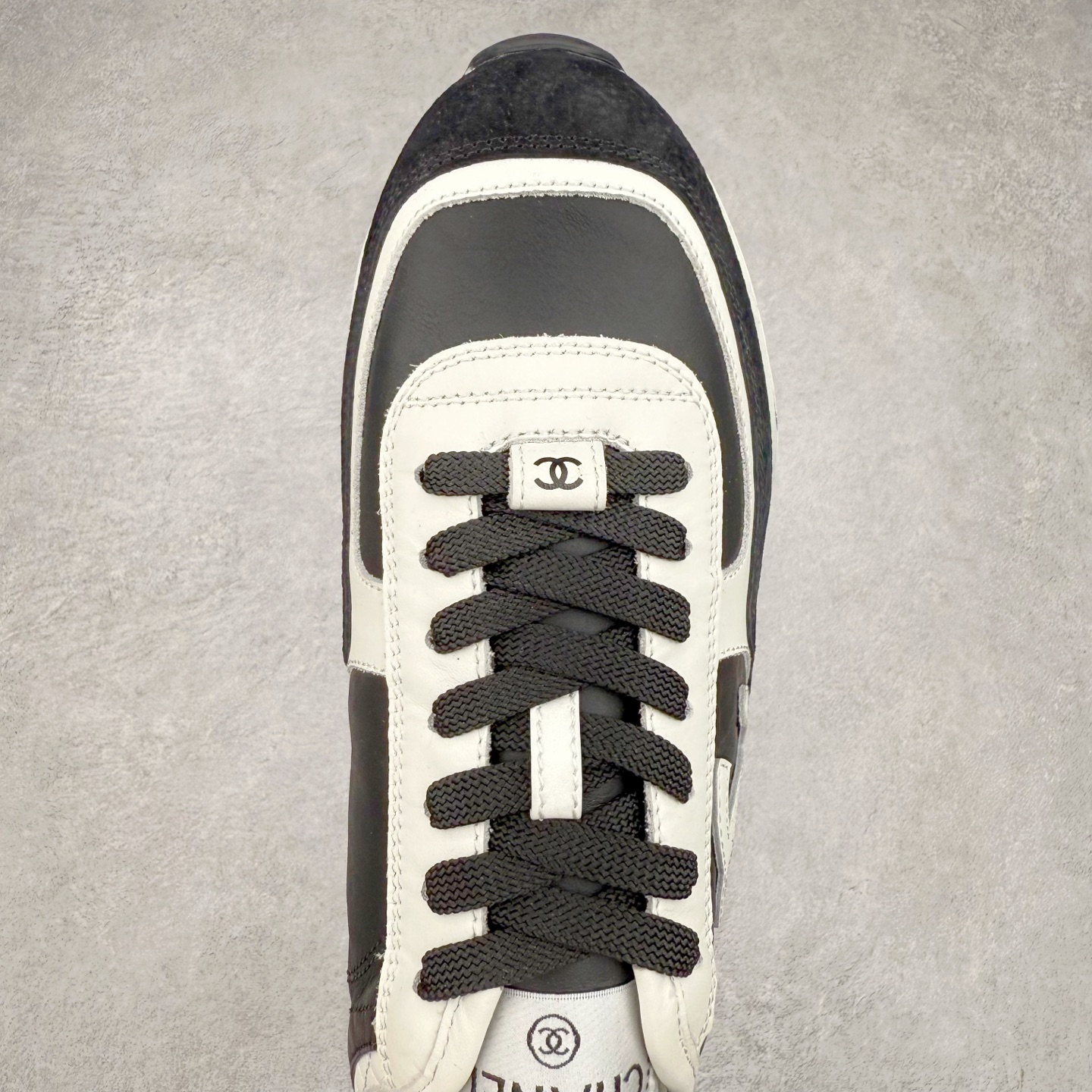 图片[4]-＃GD 广顶 CHANEL香奈儿新款熊猫板鞋熊猫鞋 热度高的离谱，奢牌搭配德训鞋型 让人很难拒绝，又舒适又贵气 圆头设计，鞋身线条流畅，充满复古感 侧身双 C logo 彰显品牌身份与调性 采用全新的德训鞋型，超级柔软轻便，鞋头偏尖，秀气显脚长 鞋面为原渠道定制小牛皮配牛巴戈 内里为埃塞俄比亚进口小羊皮 鞋面为定制的小牛皮，鞋头部分则采用了牛巴戈，也就是磨面牛皮，是将头层皮表面皮层打磨之后，而达到绒面触摸感，皮身厚实而柔软、表面色泽、绒毛、皮纹自然而成 侧边logo，依循zp工艺打造，先做玻璃冲刀，在做空压工艺 logo边缘细节与车线工艺均与zp一致 尺码：35/44-选品中心