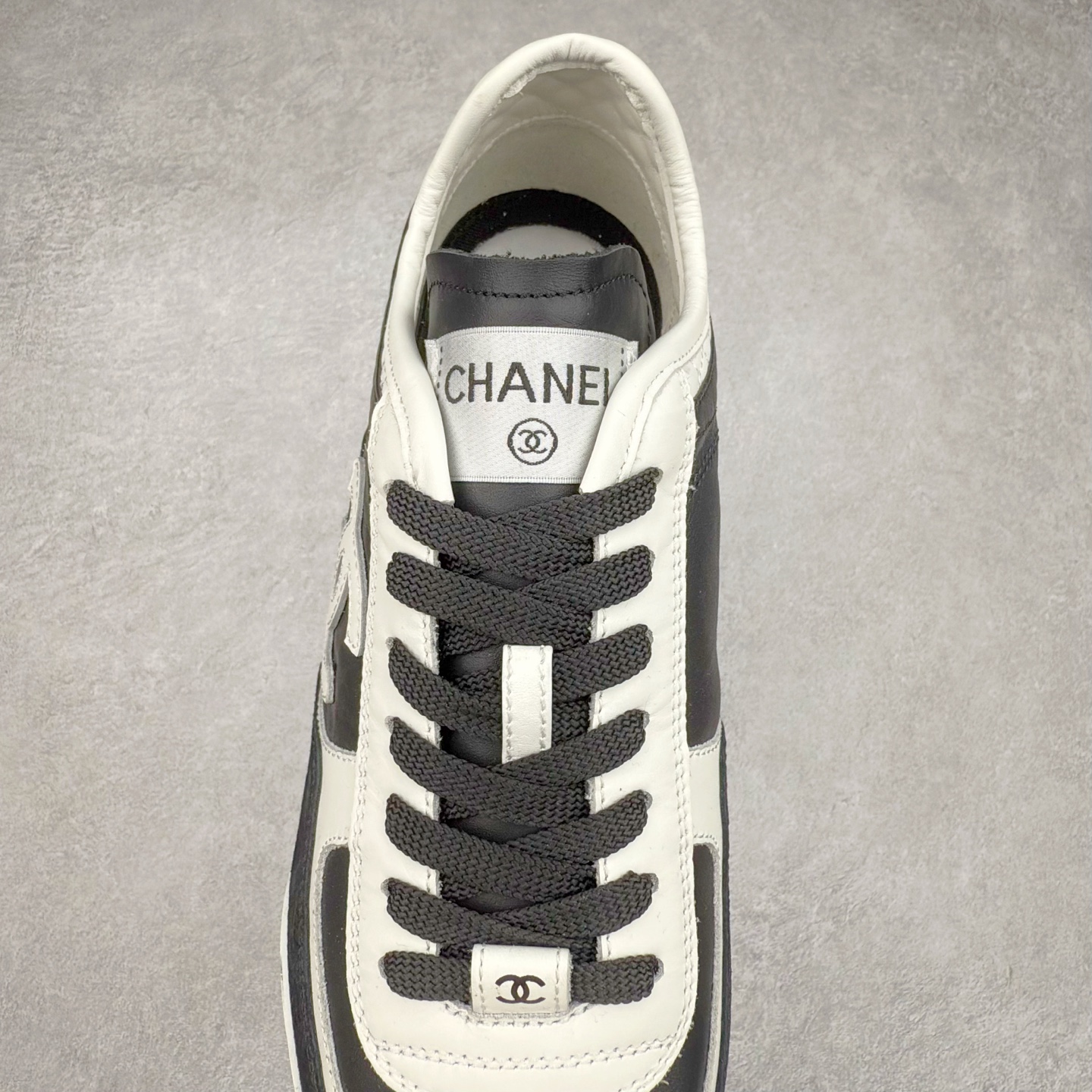 图片[5]-＃GD 广顶 CHANEL香奈儿新款熊猫板鞋熊猫鞋 热度高的离谱，奢牌搭配德训鞋型 让人很难拒绝，又舒适又贵气 圆头设计，鞋身线条流畅，充满复古感 侧身双 C logo 彰显品牌身份与调性 采用全新的德训鞋型，超级柔软轻便，鞋头偏尖，秀气显脚长 鞋面为原渠道定制小牛皮配牛巴戈 内里为埃塞俄比亚进口小羊皮 鞋面为定制的小牛皮，鞋头部分则采用了牛巴戈，也就是磨面牛皮，是将头层皮表面皮层打磨之后，而达到绒面触摸感，皮身厚实而柔软、表面色泽、绒毛、皮纹自然而成 侧边logo，依循zp工艺打造，先做玻璃冲刀，在做空压工艺 logo边缘细节与车线工艺均与zp一致 尺码：35/44-选品中心