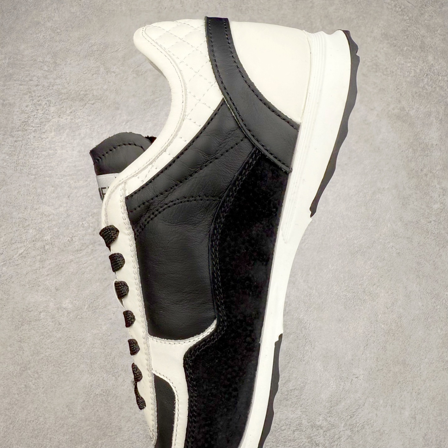 图片[7]-＃GD 广顶 CHANEL香奈儿新款熊猫板鞋熊猫鞋 热度高的离谱，奢牌搭配德训鞋型 让人很难拒绝，又舒适又贵气 圆头设计，鞋身线条流畅，充满复古感 侧身双 C logo 彰显品牌身份与调性 采用全新的德训鞋型，超级柔软轻便，鞋头偏尖，秀气显脚长 鞋面为原渠道定制小牛皮配牛巴戈 内里为埃塞俄比亚进口小羊皮 鞋面为定制的小牛皮，鞋头部分则采用了牛巴戈，也就是磨面牛皮，是将头层皮表面皮层打磨之后，而达到绒面触摸感，皮身厚实而柔软、表面色泽、绒毛、皮纹自然而成 侧边logo，依循zp工艺打造，先做玻璃冲刀，在做空压工艺 logo边缘细节与车线工艺均与zp一致 尺码：35/44-选品中心